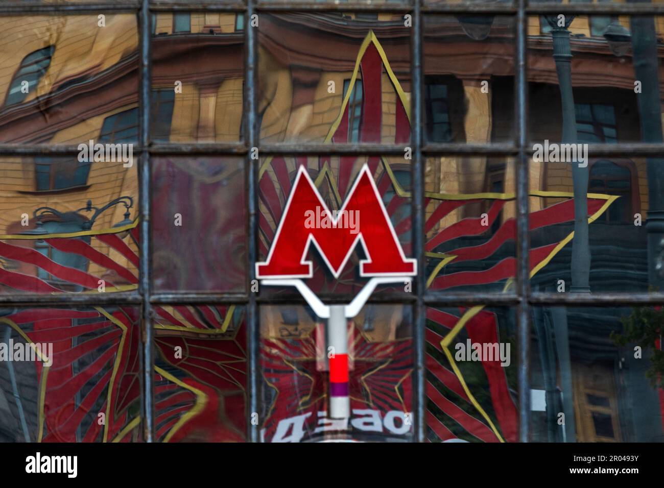Vista di una lettera 'M' - l'emblema della metropolitana di Mosca, Russia Foto Stock