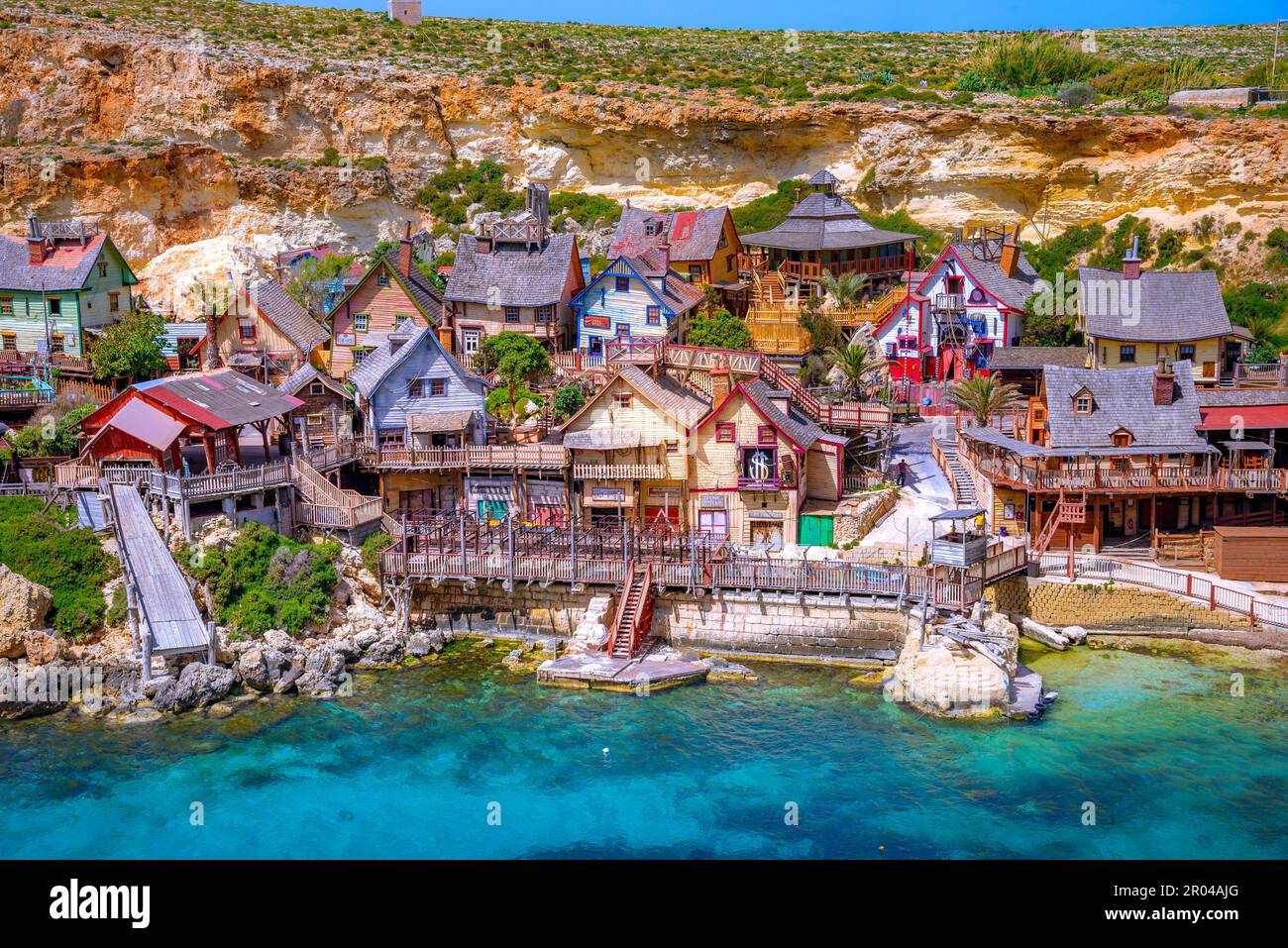 Malta, il-Mellieha. Vista del famoso villaggio di Popeye Mellieha e della baia in una giornata di sole Foto Stock