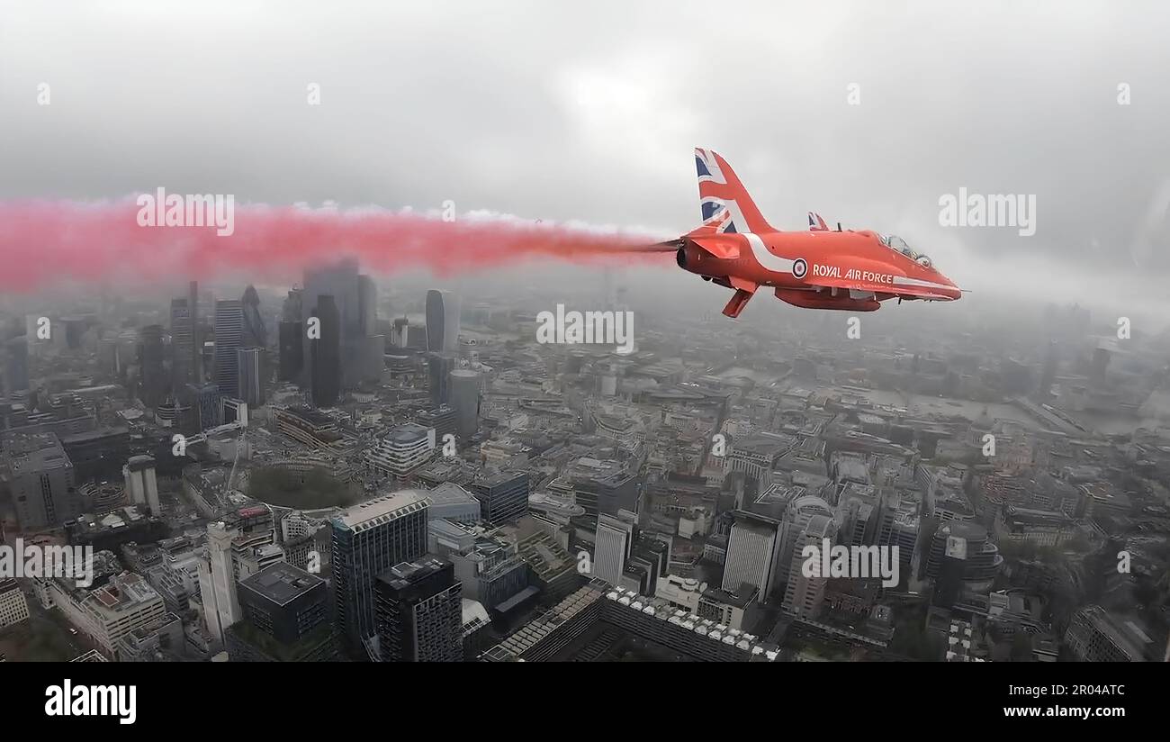 Londra, Regno Unito. 06th maggio, 2023. Le frecce rosse sorvolano Londra, dopo la cerimonia di incoronazione del re Carlo III e della regina Camilla, avvenuta il 6 maggio 2023 a Londra, Inghilterra. Photo by Red Arrows/UPI Credit: UPI/Alamy Live News Foto Stock