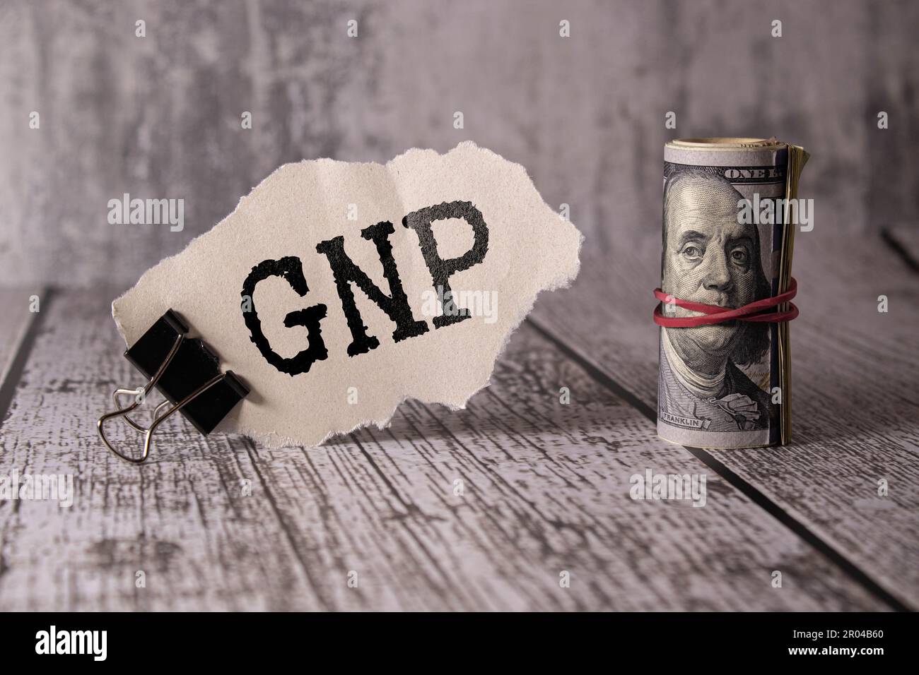 Piccola tavola di gesso nero in una pentola con succulenti inscritti in lettere bianche parola PNL prodotto nazionale lordo. concetto aziendale, crescita stabile Foto Stock