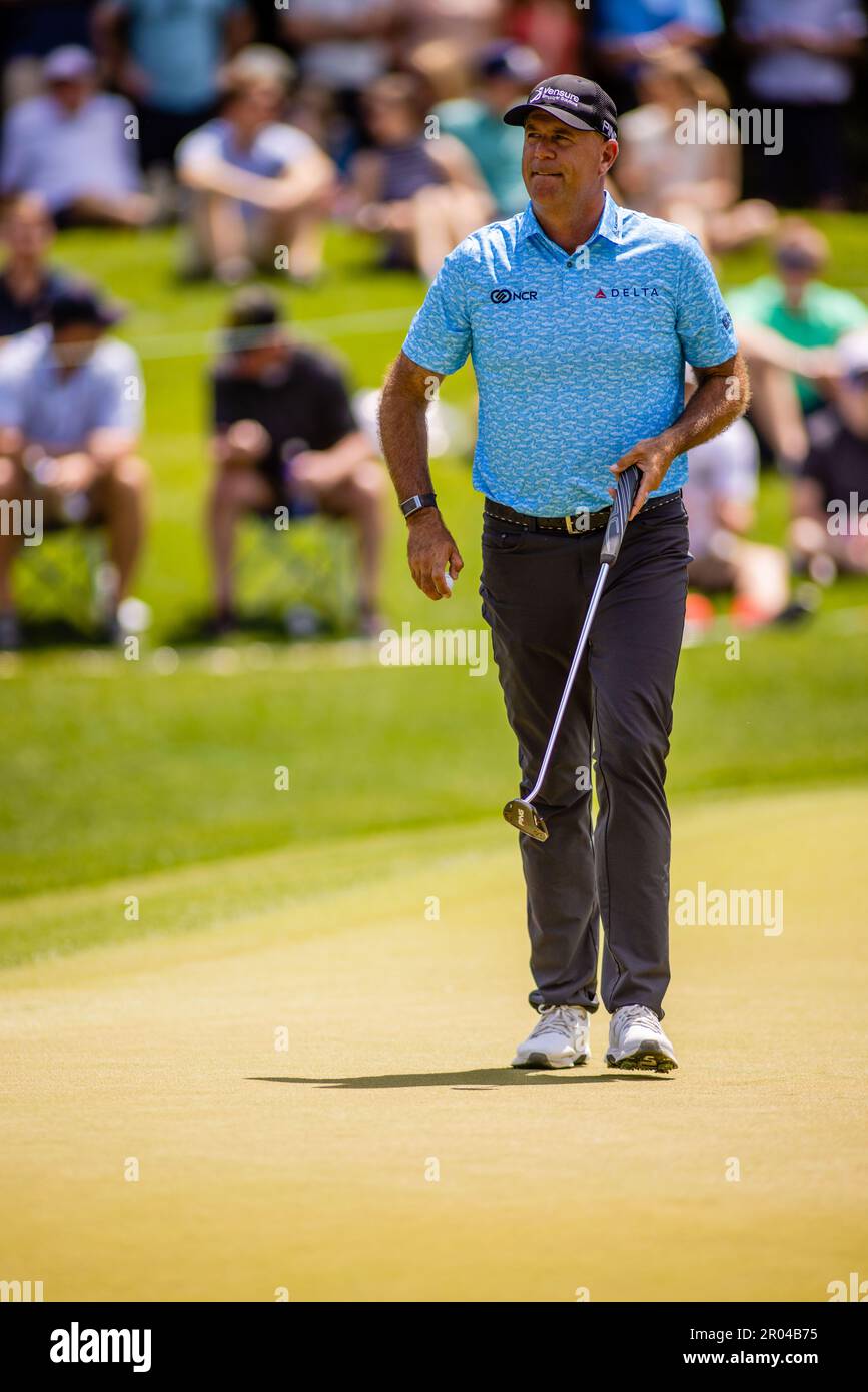 6 maggio 2023: Stewart Cink sul green 8th durante il terzo round del campionato Wells Fargo 2023 al Quail Hollow Club di Charlotte, NC. (Scott Kinser/Cal Sport Media) Foto Stock
