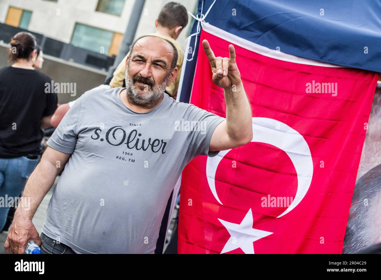 6 maggio 2023, Monaco, Baviera, Germania: I devoti di Erdogan rendono il segno dei Bozkurts (Lupi grigi) una rete militante di destra-estremisti turchi che è già stata vietata in Francia. Vedute dall'interno dell'ufficio elettorale dello Stachus di Monaco e dalle tende della campagna all'esterno. Nell'ufficio elettorale di Monaco, che serve la regione tedesca da Lindau a Passau, sono stati ottenuti circa 41.000 voti. I partiti individui si fermino nelle centinaia di elettori alla volta e sono più spesso che mai visti arrivare dal partito AK di Erdogan. All'esterno della tenda si trovano lupi grigi (Bozkurts, graue Woelve) espositore Foto Stock