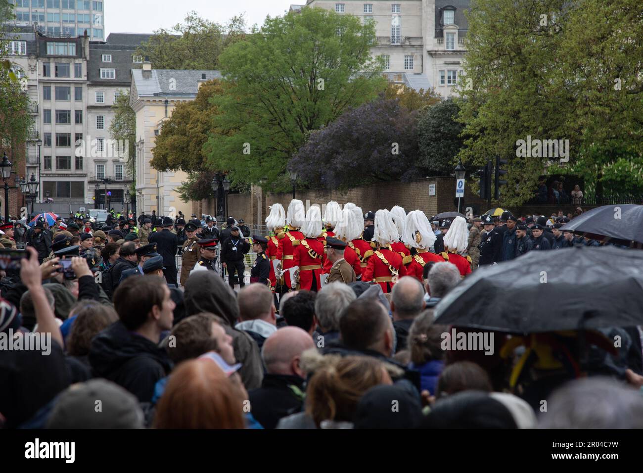 Londra, Regno Unito. 6th maggio 2023. L'onorevole Corps of Gentlemen at Arms attraversa la folla mentre centinaia di migliaia di persone provenienti da tutto il mondo sono venuti al Mall per assistere alla processione per l'incoronazione di Re Carlo III e della Regina Camilla sabato 6th maggio 2023. Credit: Kiki Streitberger / Alamy Live News Foto Stock