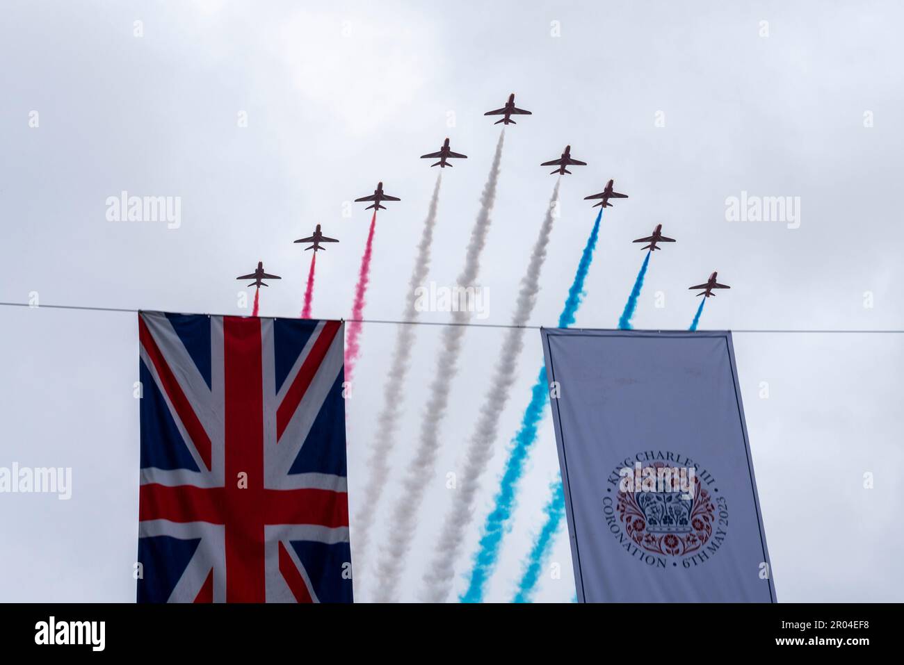 Le frecce rosse sorvolano all'incoronazione di re Carlo III, volando sopra il banner con la data e l'evento. Foto Stock Le frecce rosse sorvolano all'incoronazione di re Carlo III, volando sopra il banner con la data e l'evento. Foto Stock