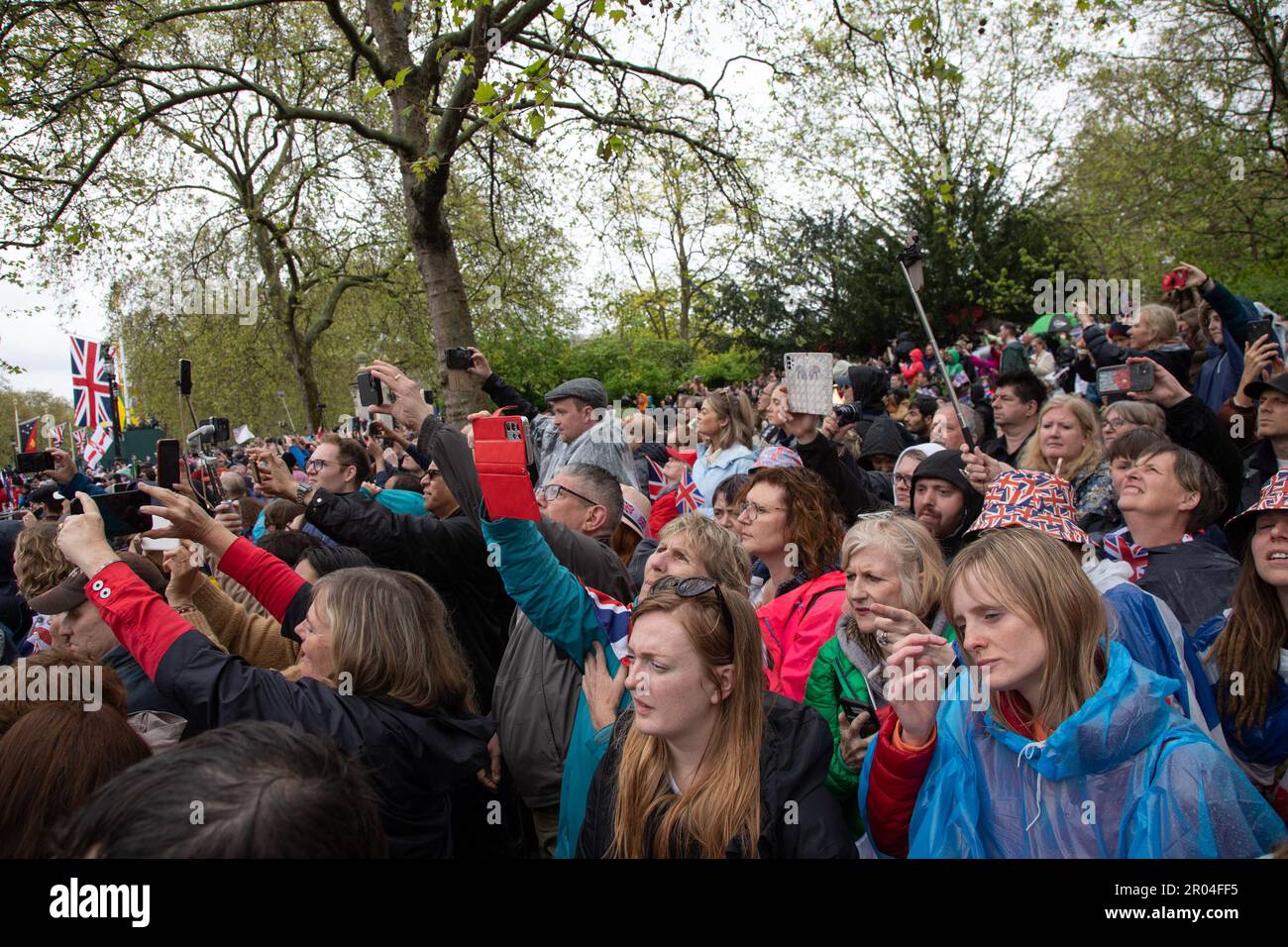 Londra, Regno Unito. 6th maggio 2023. Le persone scattano foto alla processione per l'incoronazione di Re Carlo III e della Regina Camilla sabato 6th maggio 2023. Credit: Kiki Streitberger / Alamy Live News Foto Stock