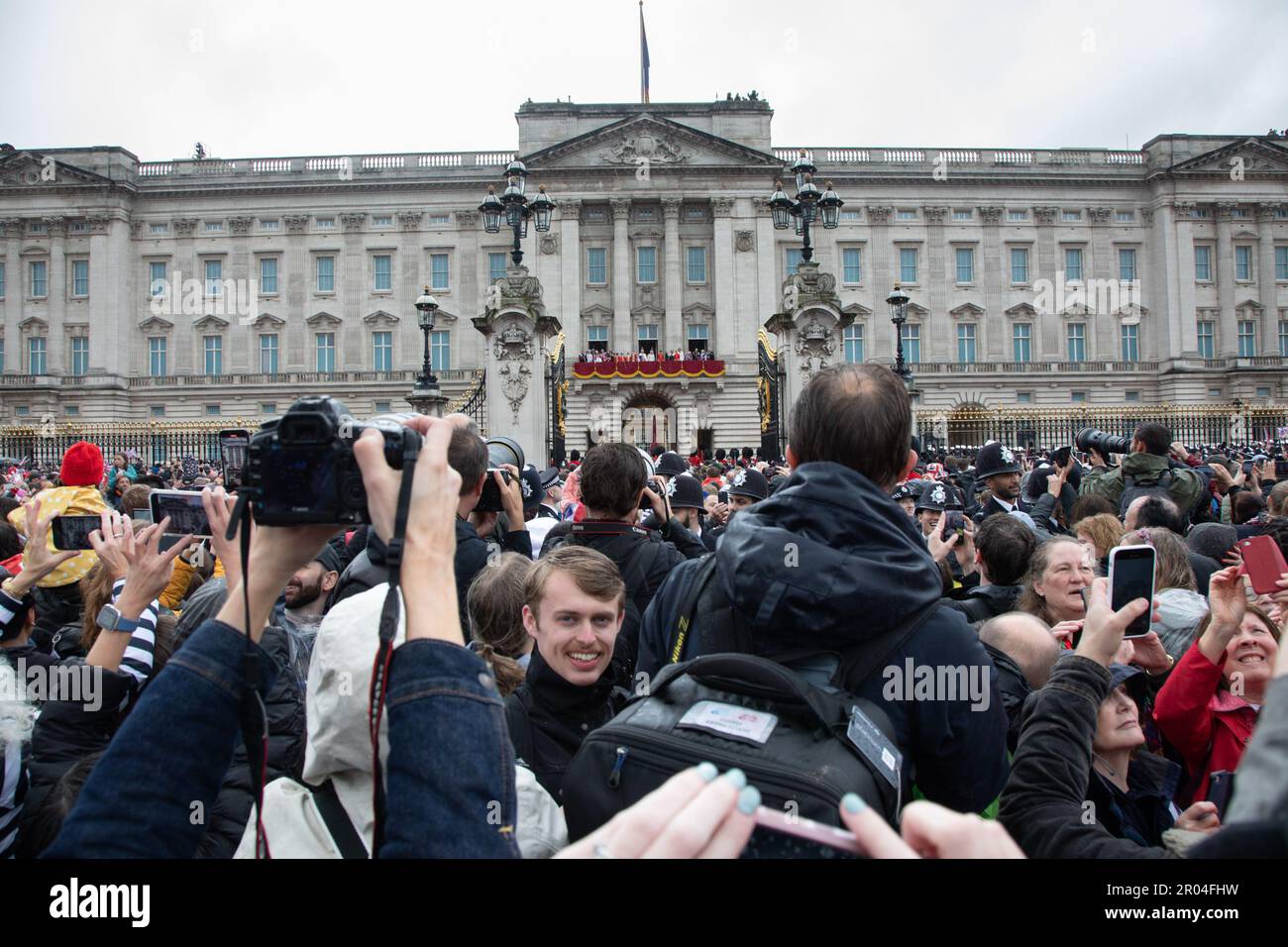 Londra, Regno Unito. 6th maggio 2023. Migliaia di persone cercano di scattare una foto mentre la famiglia reale fa un'apparizione sul balcone di Buckingham Palace, a seguito dell'incoronazione di Re Carlo III e della Regina Camilla sabato 6th maggio 2023. Credit: Kiki Streitberger / Alamy Live News Foto Stock