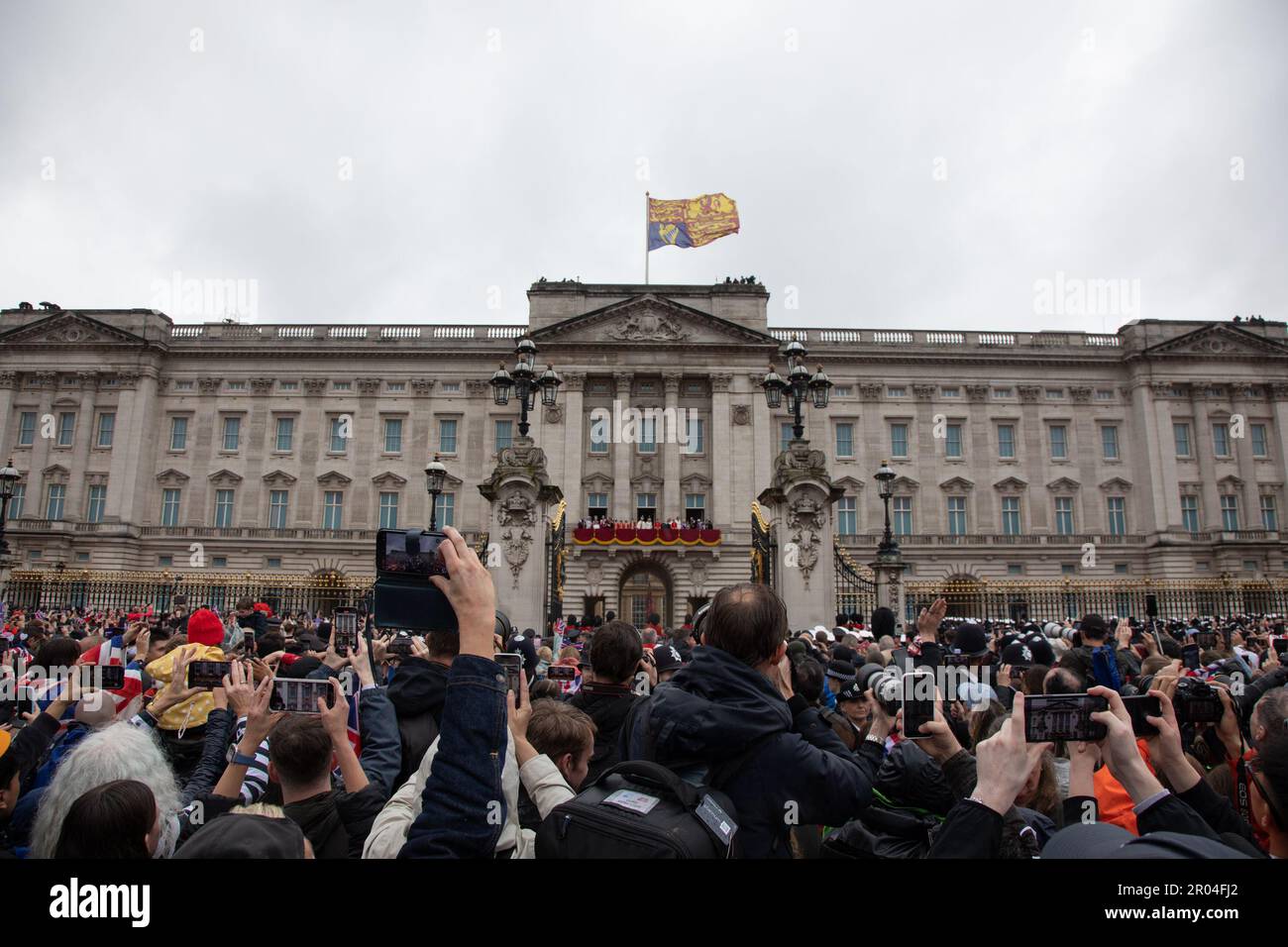 Londra, Regno Unito. 6th maggio 2023. Migliaia di persone cercano di scattare una foto mentre la famiglia reale fa un'apparizione sul balcone di Buckingham Palace, a seguito dell'incoronazione di Re Carlo III e della Regina Camilla sabato 6th maggio 2023. Credit: Kiki Streitberger / Alamy Live News Foto Stock