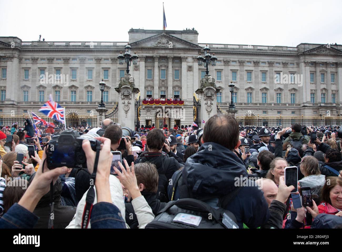 Londra, Regno Unito. 6th maggio 2023. Migliaia di persone cercano di scattare una foto mentre la famiglia reale fa un'apparizione sul balcone di Buckingham Palace, a seguito dell'incoronazione di Re Carlo III e della Regina Camilla sabato 6th maggio 2023. Credit: Kiki Streitberger / Alamy Live News Foto Stock