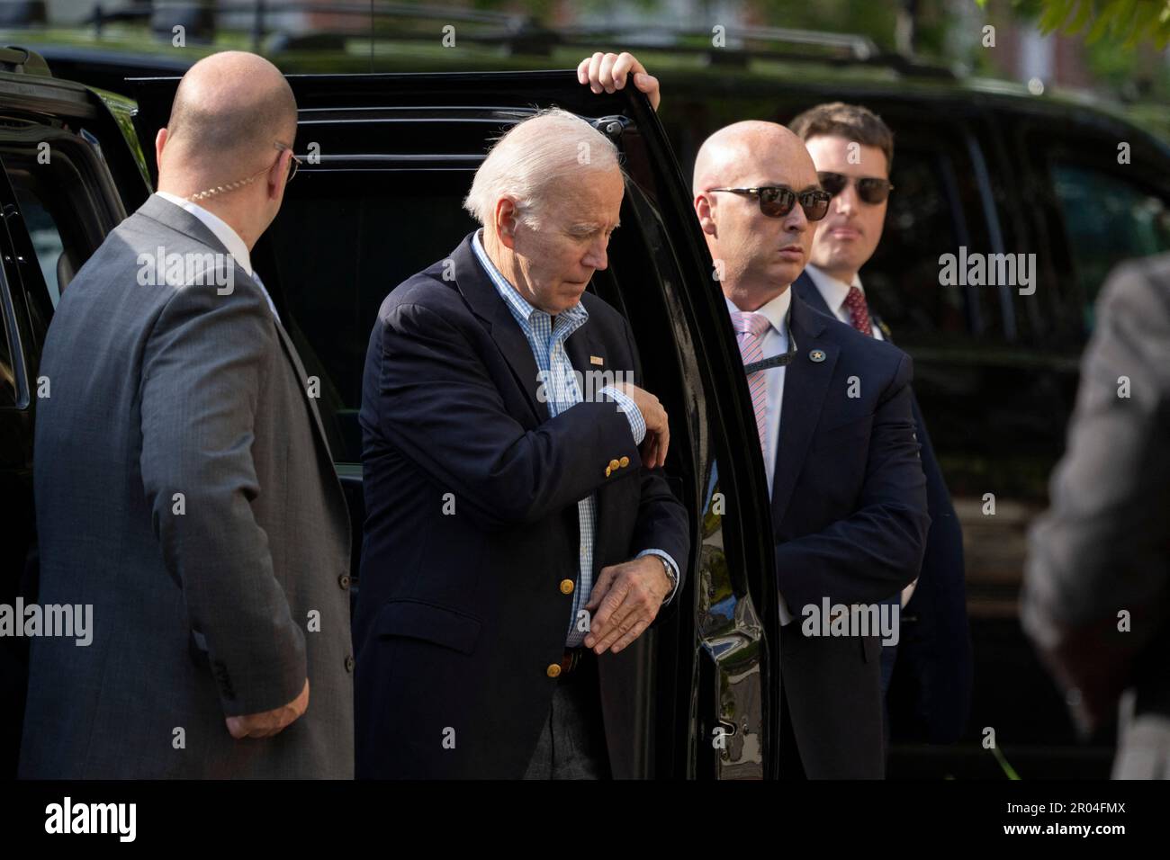 Washington, Stati Uniti. 06th maggio, 2023. Il presidente degli Stati Uniti Joe Biden arriva per la messa alla chiesa cattolica della Santa Trinità a Washington, DC, 6 maggio 2023.Credit: Chris Kleponis/Pool via CNP Credit: Abaca Press/Alamy Live News Foto Stock