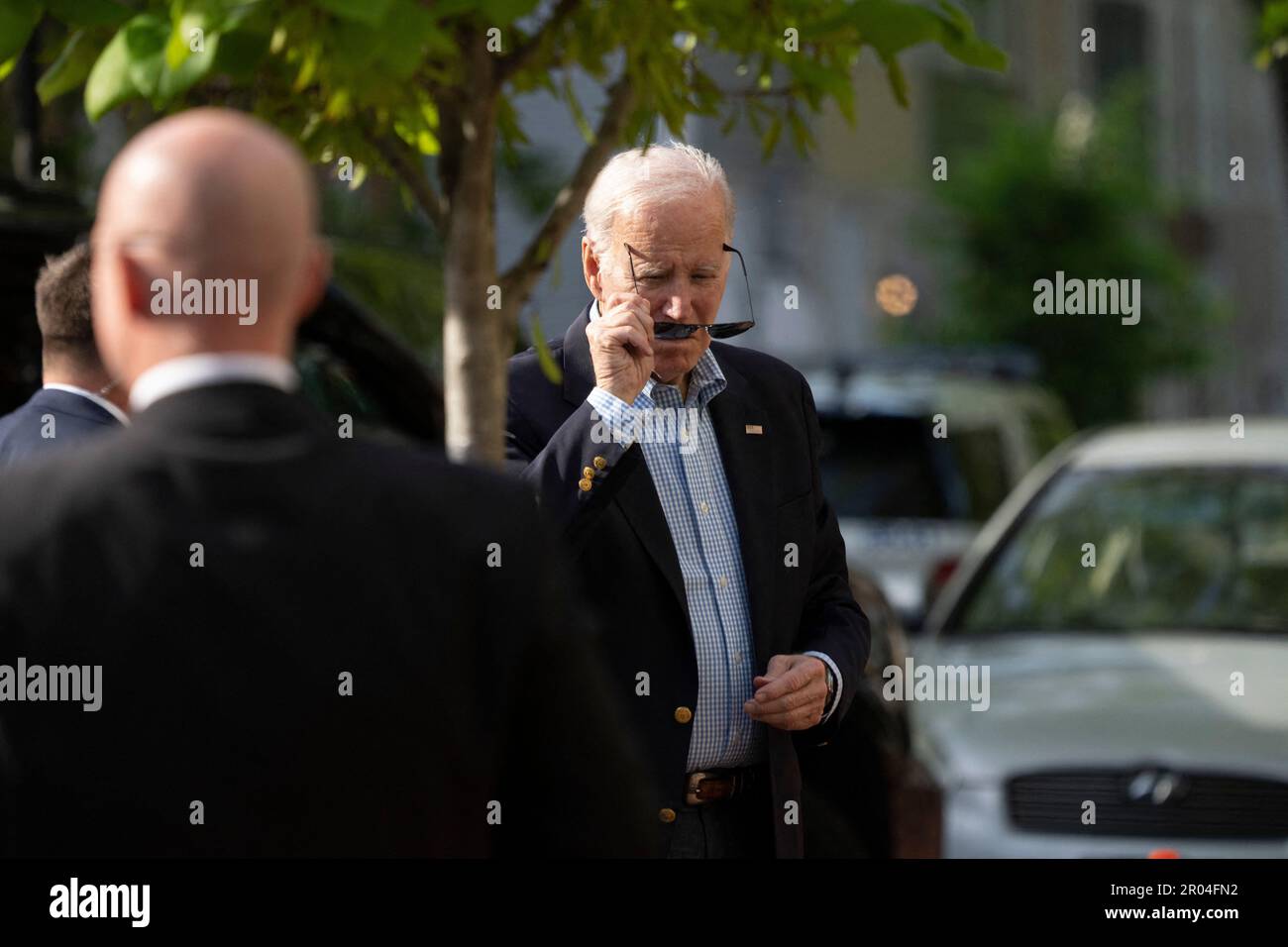 Washington, Stati Uniti. 06th maggio, 2023. Il presidente degli Stati Uniti Joe Biden arriva per la messa alla chiesa cattolica della Santa Trinità a Washington, DC, 6 maggio 2023.Credit: Chris Kleponis/Pool via CNP Credit: Abaca Press/Alamy Live News Foto Stock