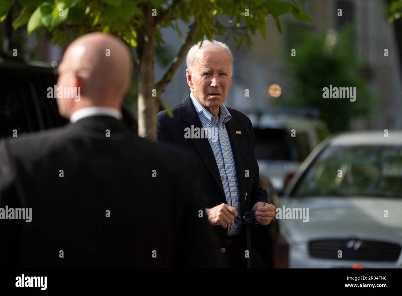 Washington, Stati Uniti. 06th maggio, 2023. Il presidente degli Stati Uniti Joe Biden arriva per la messa alla chiesa cattolica della Santa Trinità a Washington, DC, 6 maggio 2023.Credit: Chris Kleponis/Pool via CNP Credit: Abaca Press/Alamy Live News Foto Stock