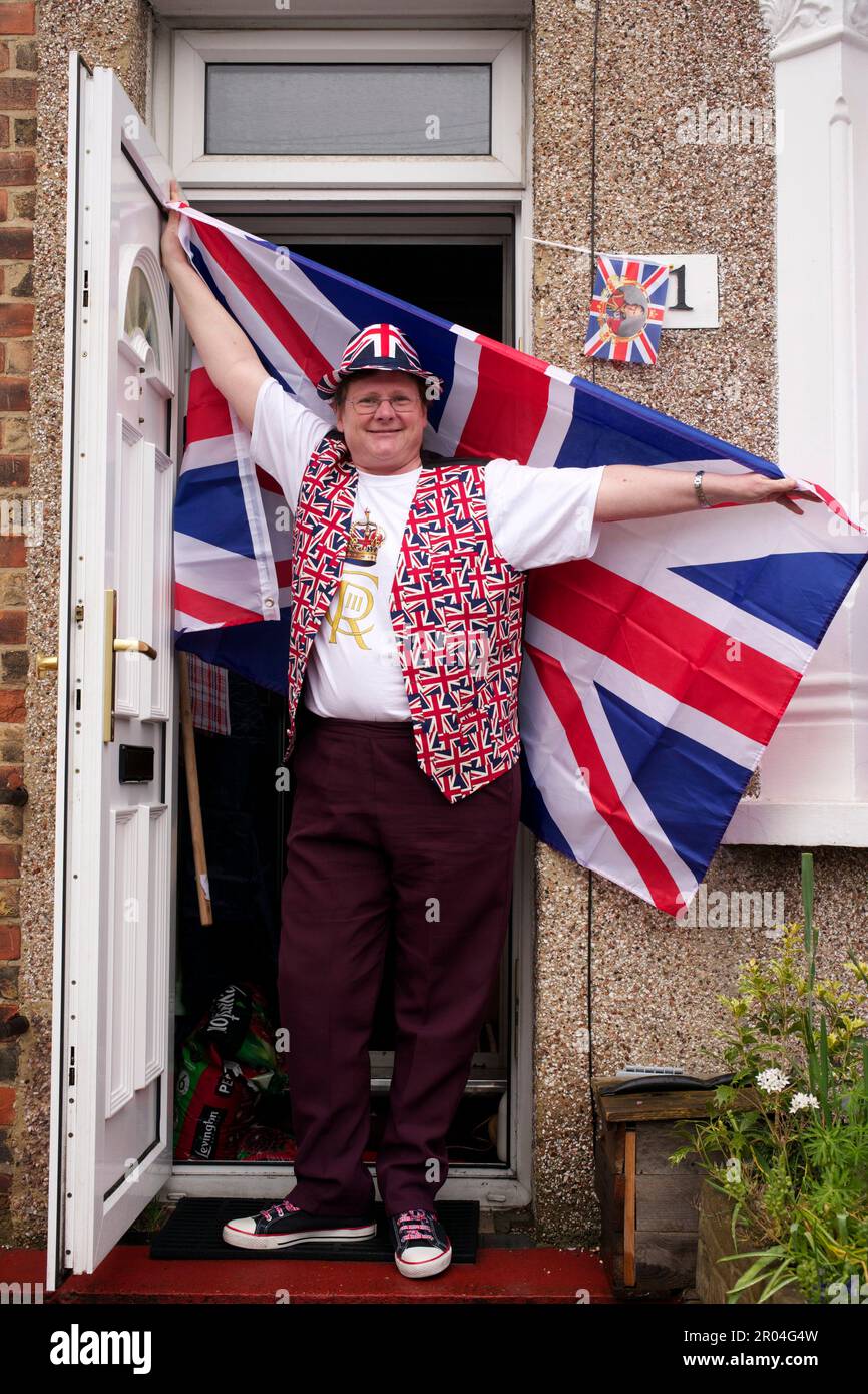 Donna britannica che celebra l'incoronazione di re Carlo III il 6 maggio 2023, giorno dell'incoronazione Foto Stock