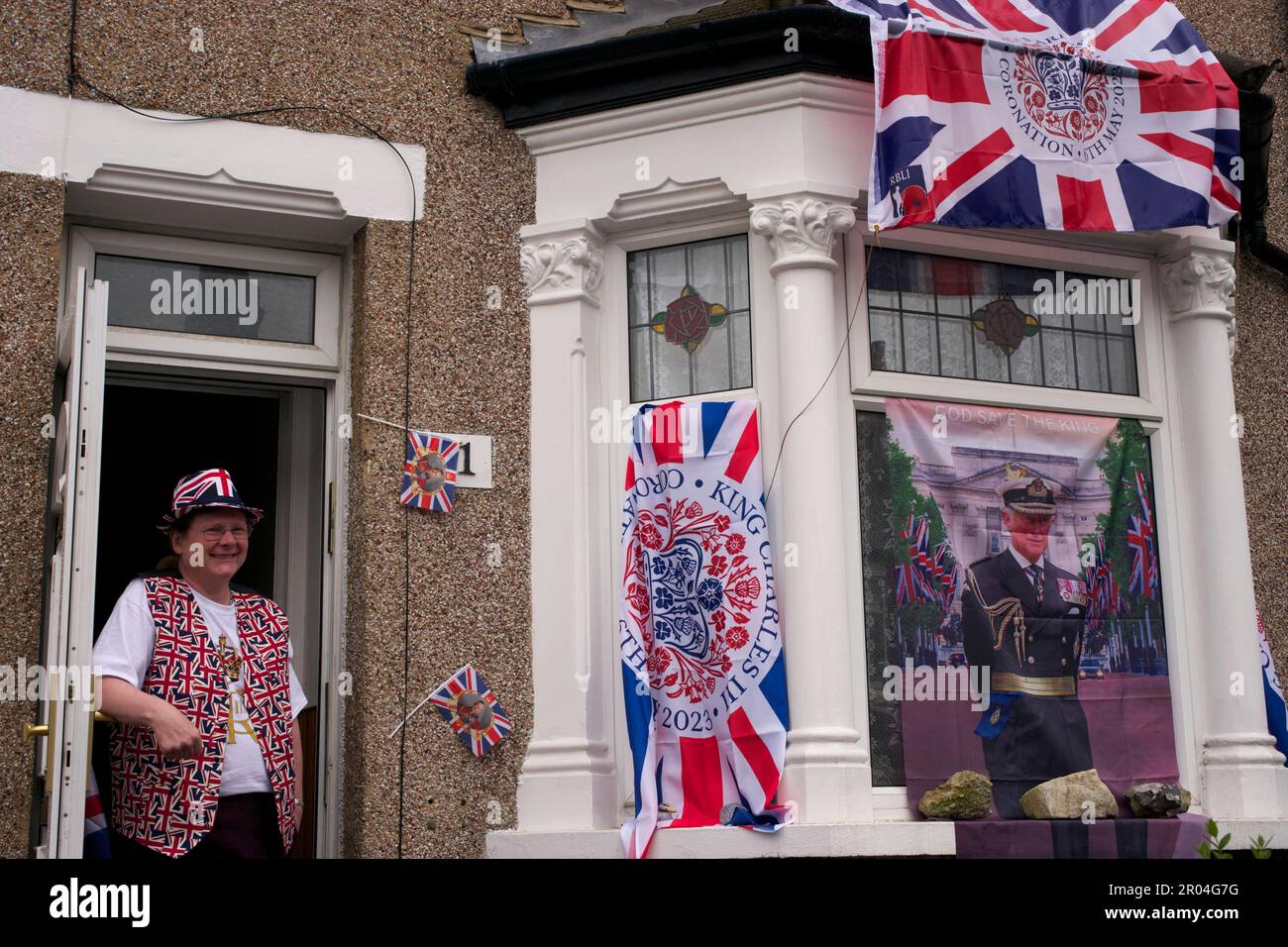 Casa decorata per Coronation Day - 6 maggio 2023 - in Abbey Wood, sud-est di Londra, Regno Unito. Il residente locale e il fan reale Ann ha trascorso la giornata a guardare il Foto Stock