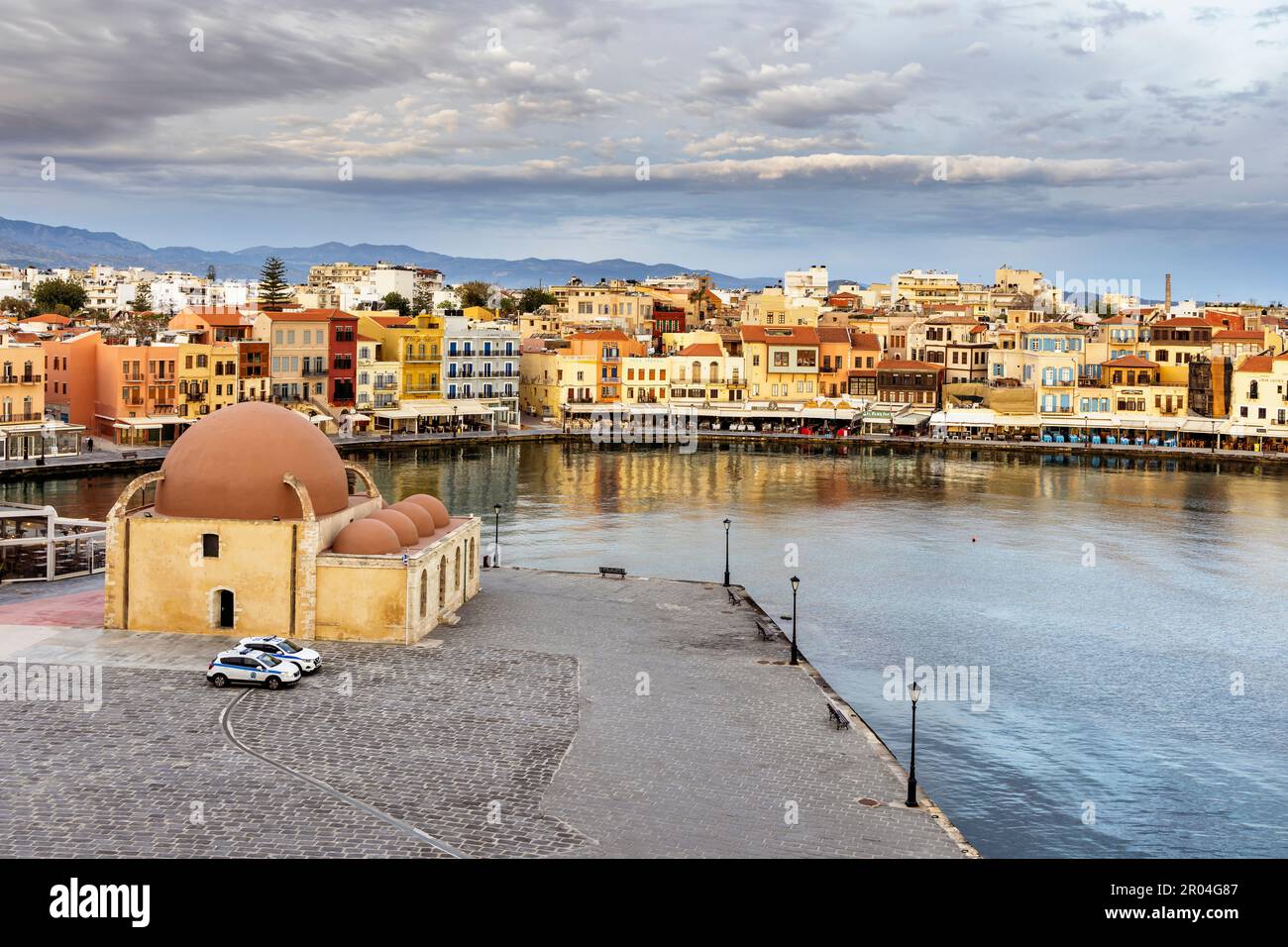 Porto veneziano con la Moschea Kucuk Hasan Pasha nella città di Chania, Creta. Foto Stock