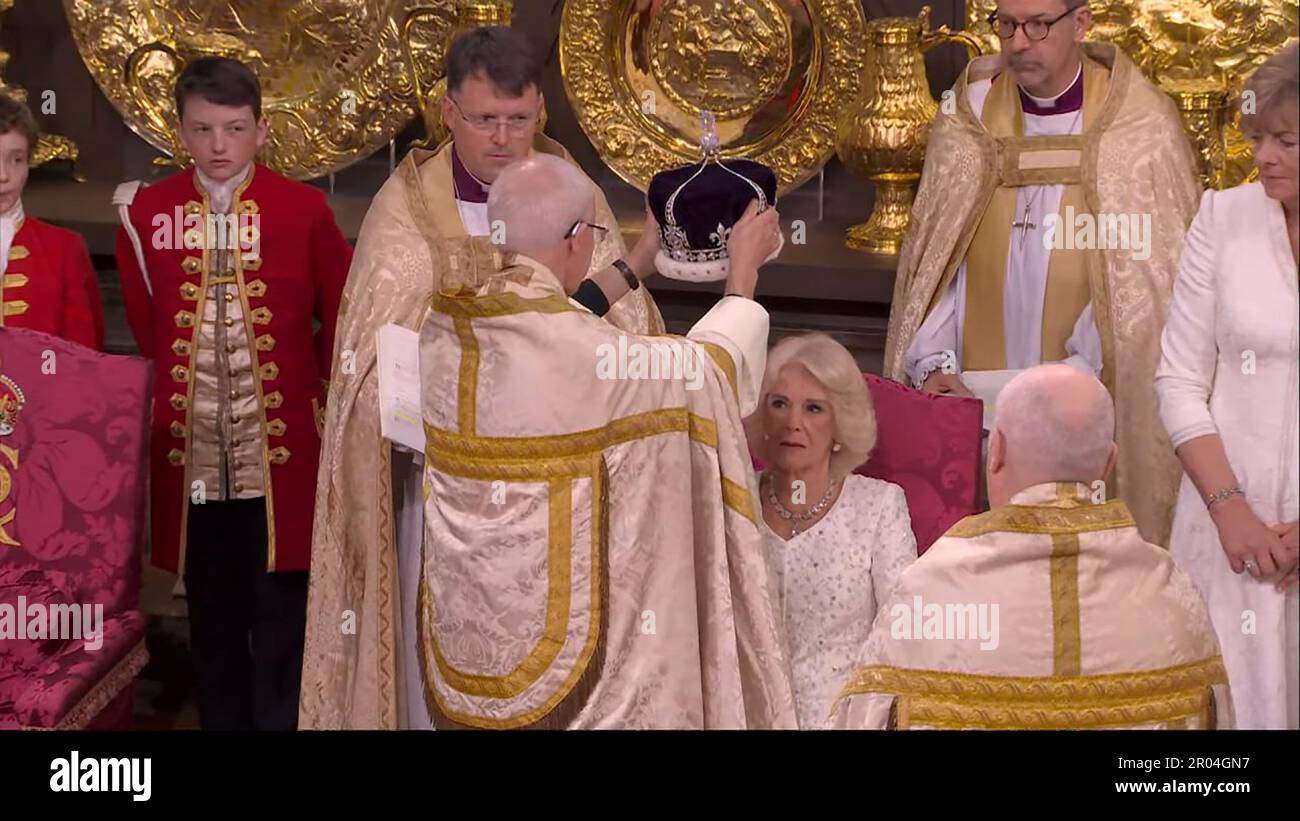 La regina Camilla è incoronata con la corona della regina Maria dall'arcivescovo di Canterbury durante la cerimonia di incoronazione nell'abbazia di Westminster sabato 6 maggio 2023 a Londra, Inghilterra. Photo by the Royal Family/UPI Credit: UPI/Alamy Live News Foto Stock