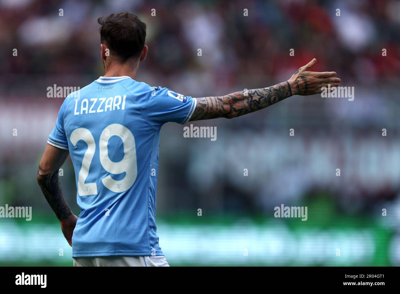 Milano, Italia. 06th maggio, 2023. Manuel Lazzari della SS Lazio gesta durante la Serie Una partita di calcio tra AC Milan e SS Lazio allo Stadio Giuseppe Meazza il 6 maggio 2023 a Milano. Credit: Marco Canoniero/Alamy Live News Foto Stock