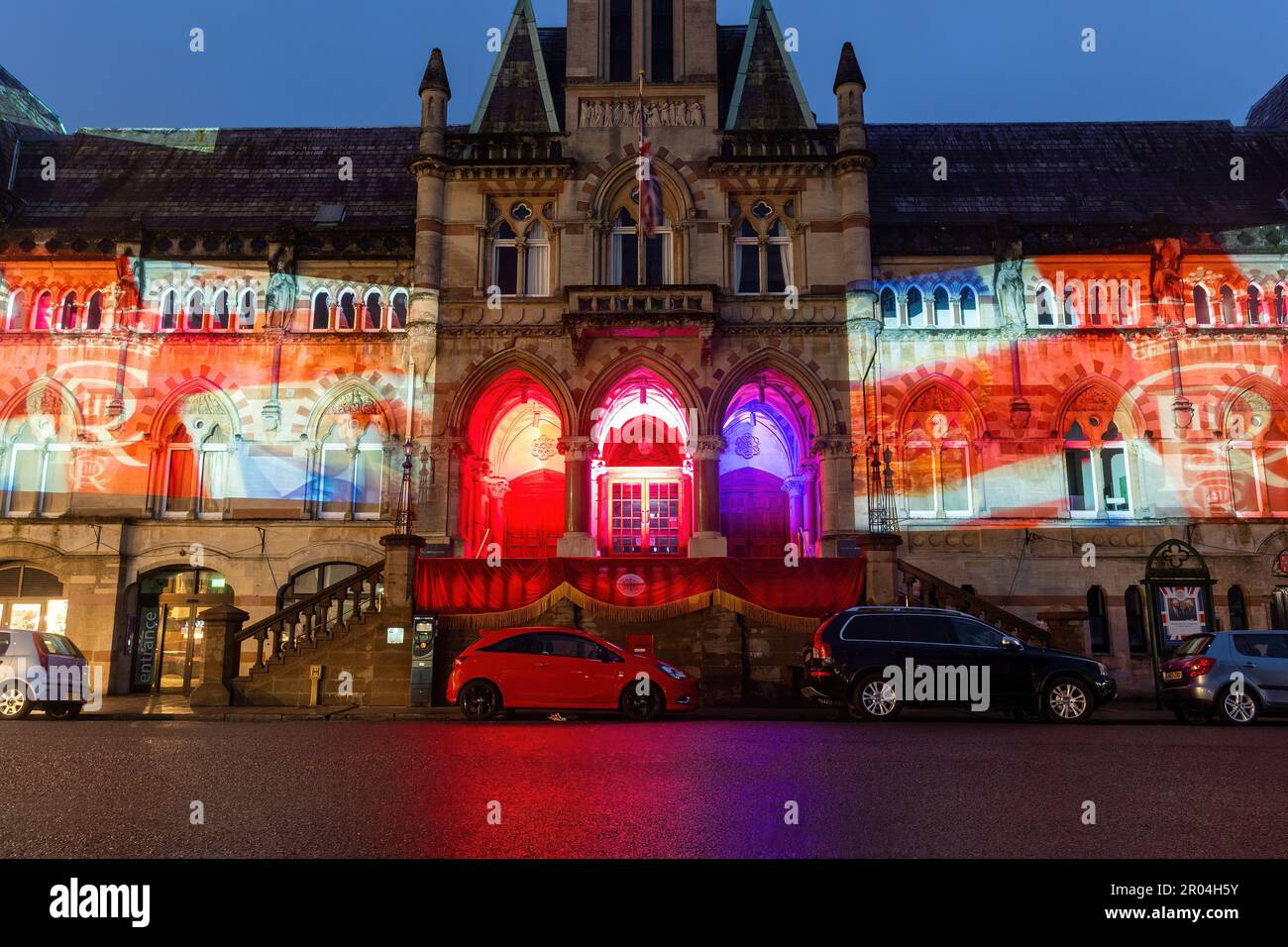 Maggio 6th 2023. Winchester, Hampshire, Inghilterra, Regno Unito. La sera dell'incoronazione del re Carlo III e della regina Camilla, la Guildhall nel centro di Winchester fu illuminata con proiezioni della vita del re e simboli di incoronazione per celebrare l'occasione. Foto Stock Maggio 6th 2023. Winchester, Hampshire, Inghilterra, Regno Unito. La sera dell'incoronazione del re Carlo III e della regina Camilla, la Guildhall nel centro di Winchester fu illuminata con proiezioni della vita del re e simboli di incoronazione per celebrare l'occasione. Foto Stock
