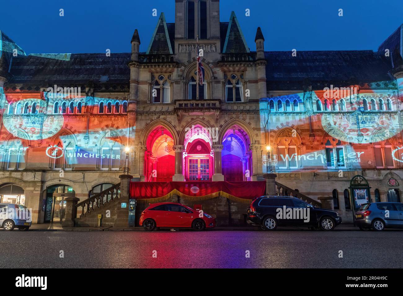 Maggio 6th 2023. Winchester, Hampshire, Inghilterra, Regno Unito. La sera dell'incoronazione del re Carlo III e della regina Camilla, la Guildhall nel centro di Winchester fu illuminata con proiezioni della vita del re e simboli di incoronazione per celebrare l'occasione. Foto Stock Maggio 6th 2023. Winchester, Hampshire, Inghilterra, Regno Unito. La sera dell'incoronazione del re Carlo III e della regina Camilla, la Guildhall nel centro di Winchester fu illuminata con proiezioni della vita del re e simboli di incoronazione per celebrare l'occasione. Foto Stock