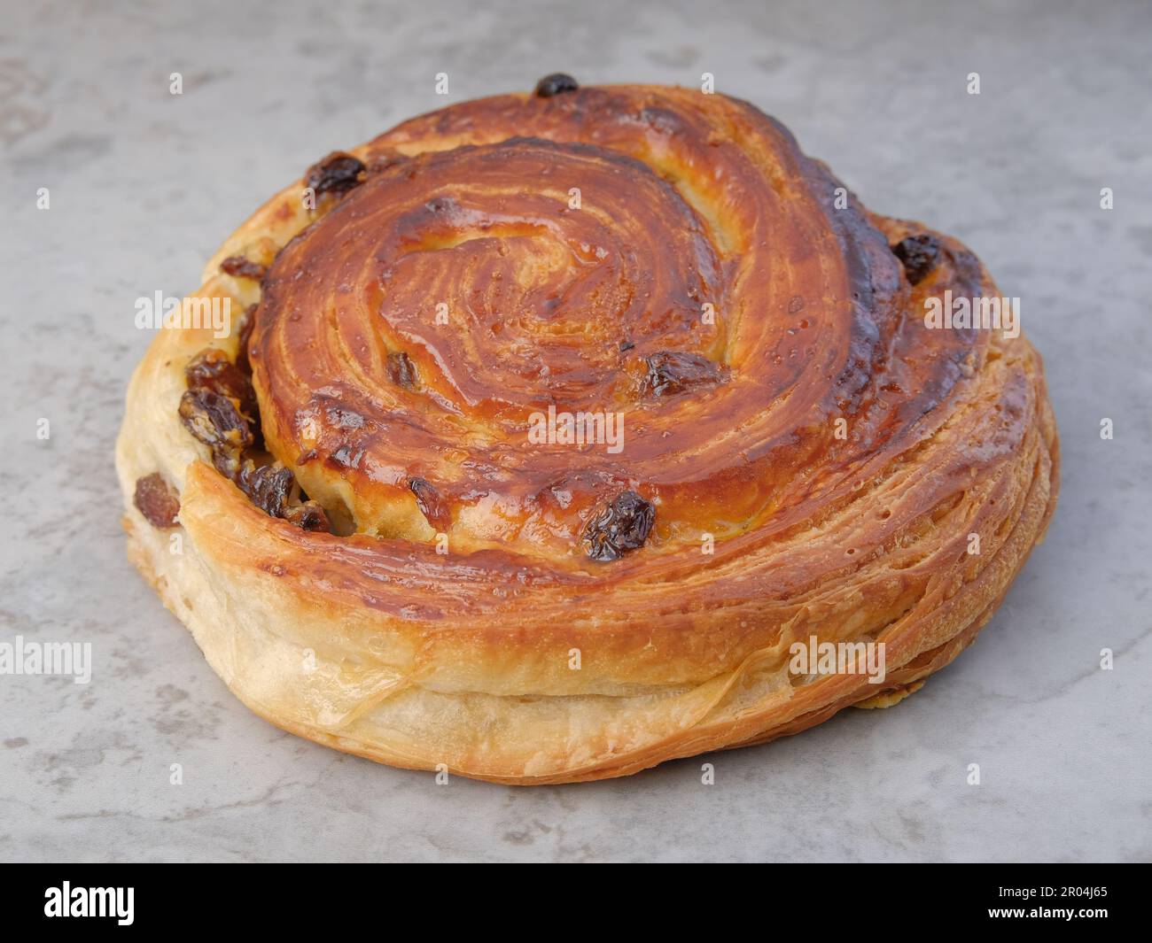 Primo piano di un pain aux uvins fresco dal forno in un negozio di panetteria Foto Stock