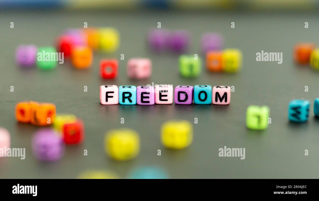 Parola di libertà nelle lettere colorate del cordone del blocco. Vista frontale Foto Stock
