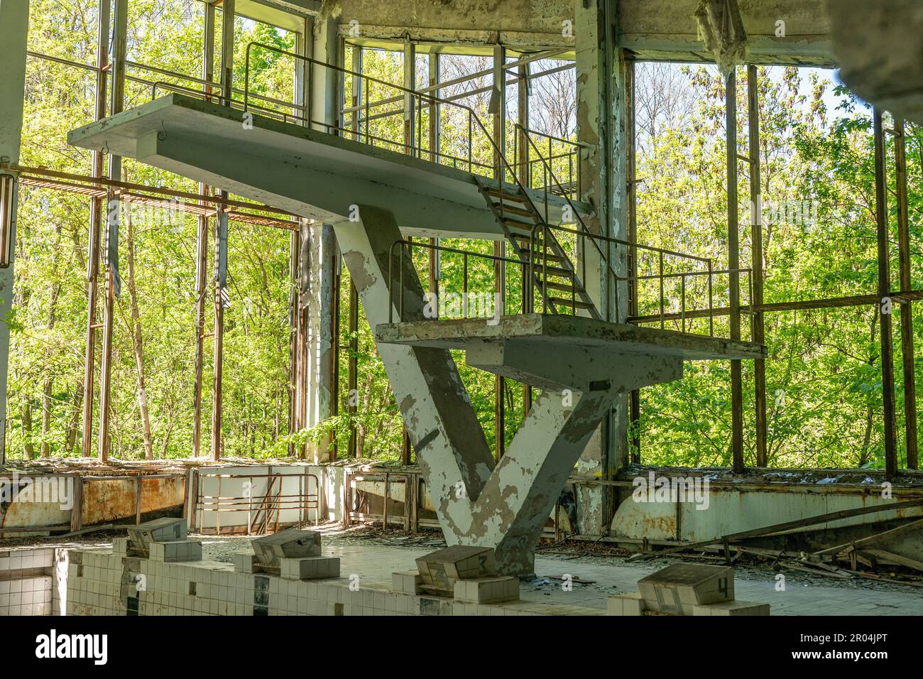 Vista dell'interno della piscina nella città abbandonata di Pripyat in Ucraina il 6 maggio 2023 da dove tutti gli abitanti sono stati evacuati dopo il disastro sulla centrale nucleare di Cernobyl Foto Stock
