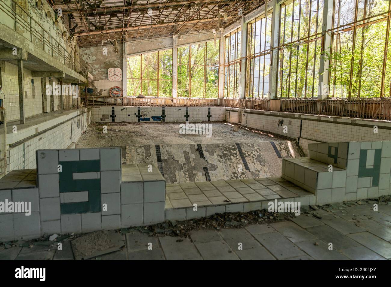Vista dell'interno della piscina nella città abbandonata di Pripyat in Ucraina il 6 maggio 2023 da dove tutti gli abitanti sono stati evacuati dopo il disastro sulla centrale nucleare di Cernobyl Foto Stock
