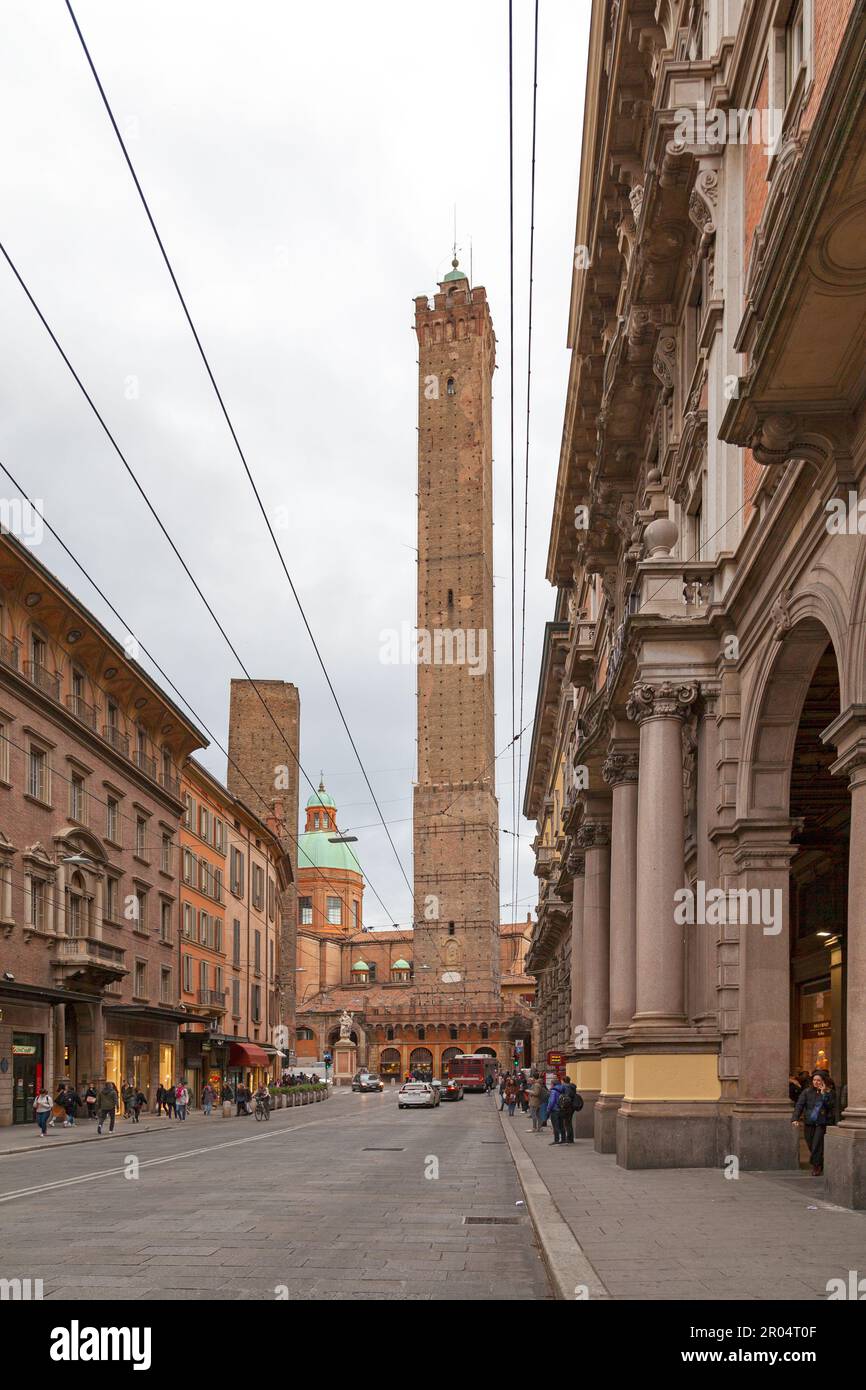 Bologna, Italia - Aprile 02 2019: Le due Torri, entrambe pendenti, sono il simbolo della città e la più importante delle due torri Foto Stock