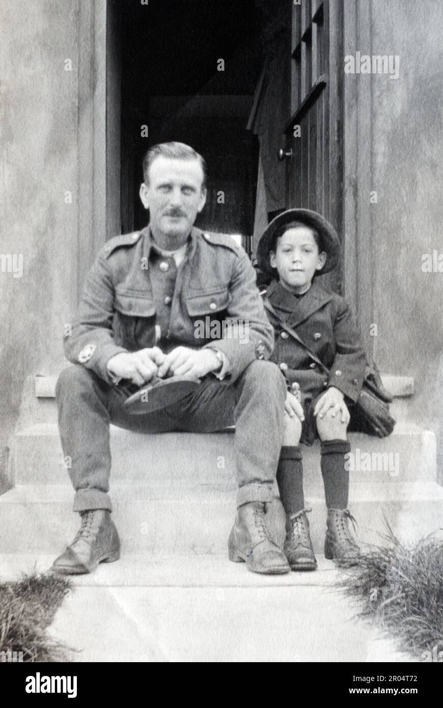 Un ufficiale del mandato dell'esercito britannico seduto con il suo piccolo figlio, ottobre 1921. Foto Stock