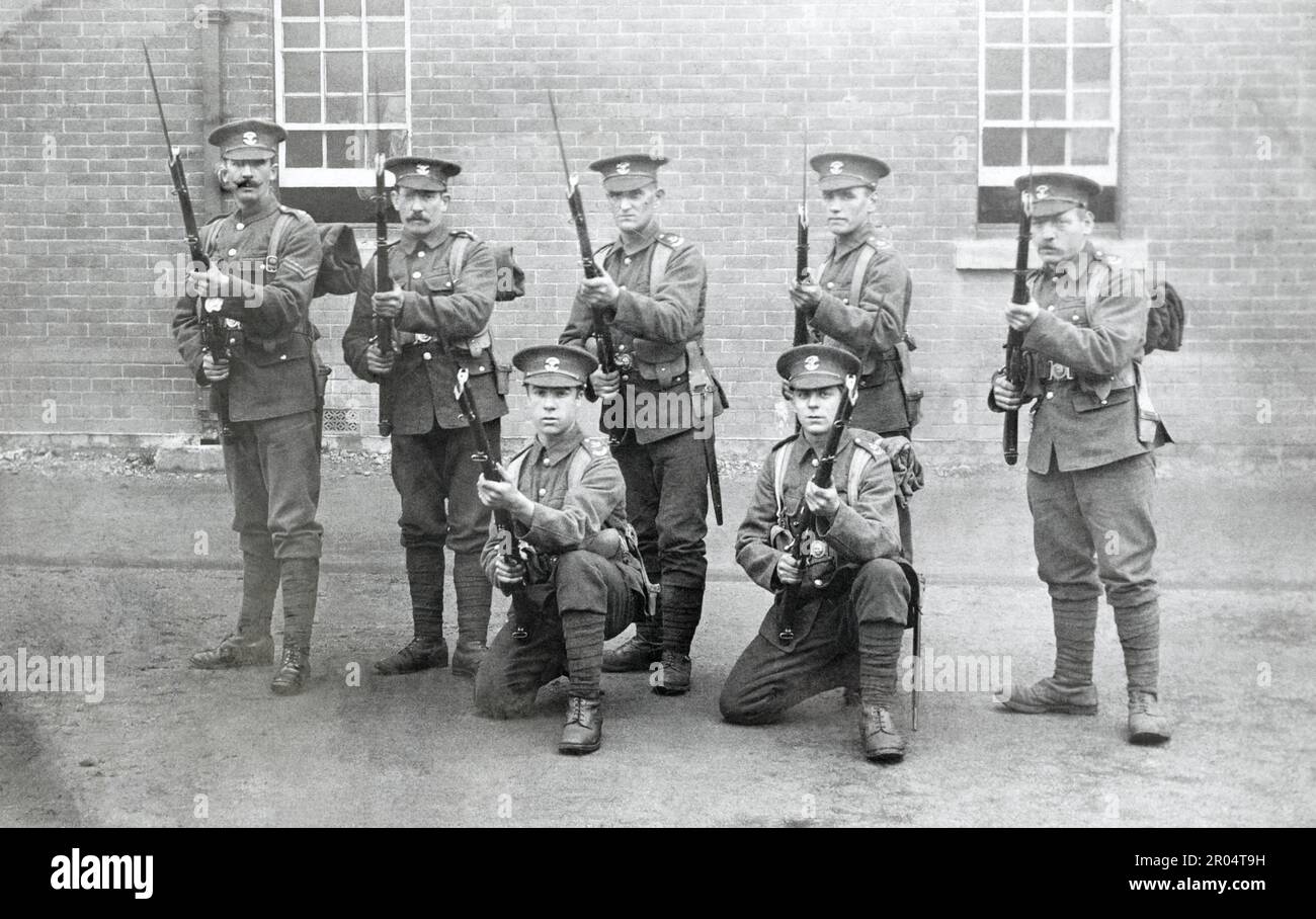 Soldati della fanteria leggera del Somerset con fucili pronti ad Aldershot, 1914. Foto Stock