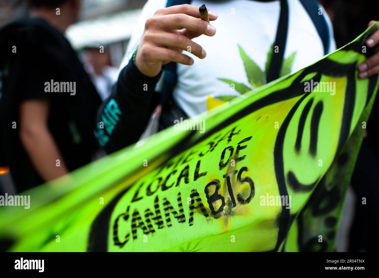 La gente dimostra per la legalizzazione della cannabis a Bogotà, Colombia, il 6 maggio 2023. Foto di: Chepa Beltran/Long Visual Press Foto Stock