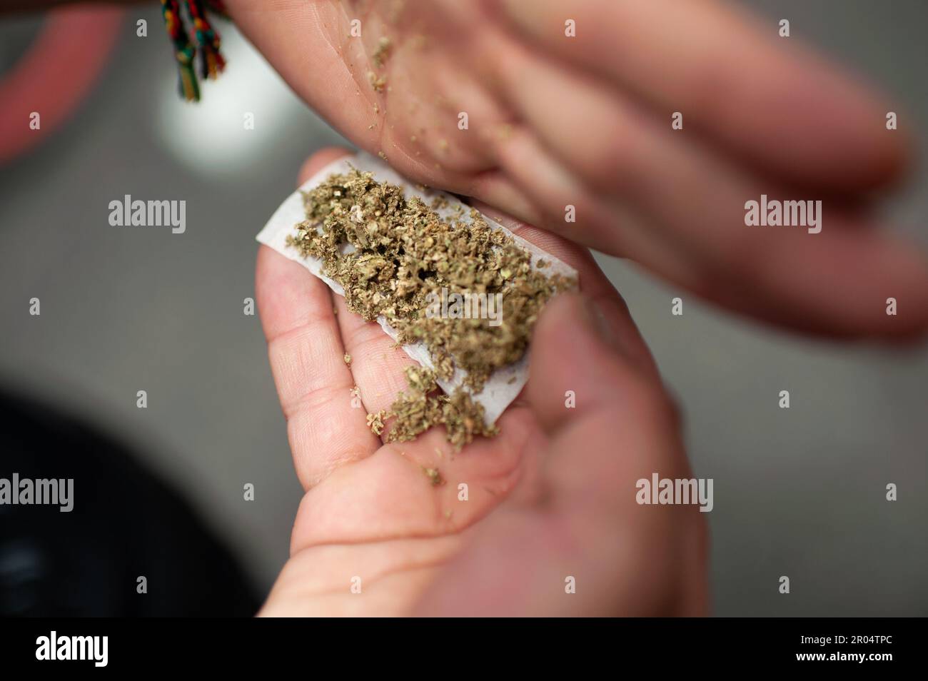 La gente dimostra per la legalizzazione della cannabis a Bogotà, Colombia, il 6 maggio 2023. Foto di: Chepa Beltran/Long Visual Press Foto Stock