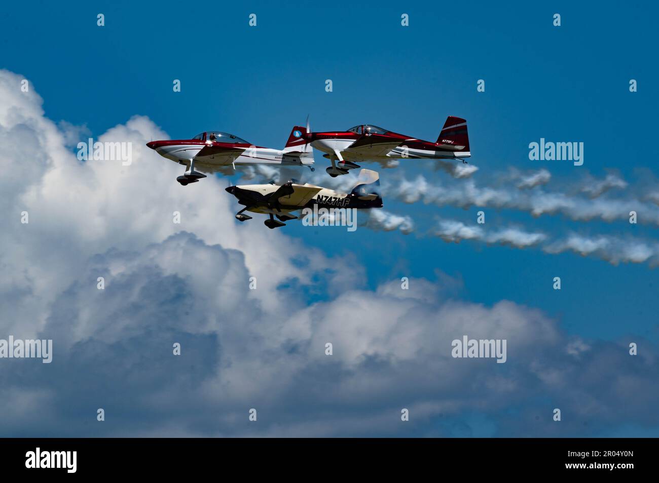 Tre membri del Full Throttle Formation Team salgono dalla pista durante lo spettacolo aereo, Air Power Over Hampton Roads, alla base comune Langley-Eustis, Virginia, 5 maggio 2023. L'obiettivo del Full Throttle Formation Team è quello di ispirare gli spettatori e di educare i futuri aviatori in diverse carriere aeronautiche, esibendosi alle fiere aeree. Foto Stock