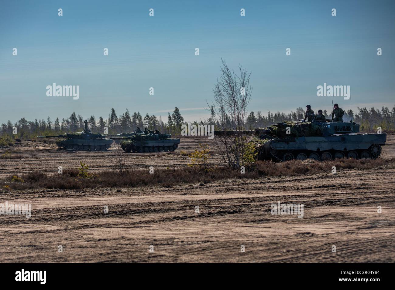 Truppe finlandesi assegnate ai carri armati della Brigata Armata Finlandese manovrano i carri armati Leopard 2A6 sul campo di battaglia durante l'esercizio Arrow 23 a Niinisalo, Finlandia, 3 maggio 2023. Exercise Arrow è un esercizio annuale multinazionale che coinvolge le forze armate degli Stati Uniti, del Regno Unito, della Lettonia, della Lituania e dell'Estonia, che si allenano con le forze di difesa finlandesi in impegni ad alta intensità, forza su forza ed esercitazioni di fuoco vivo per aumentare la preparazione militare e promuovere l'interoperabilità tra le nazioni partner. (STATI UNITI Foto della Guardia Nazionale militare di Sgt. John Schoebel) Foto Stock