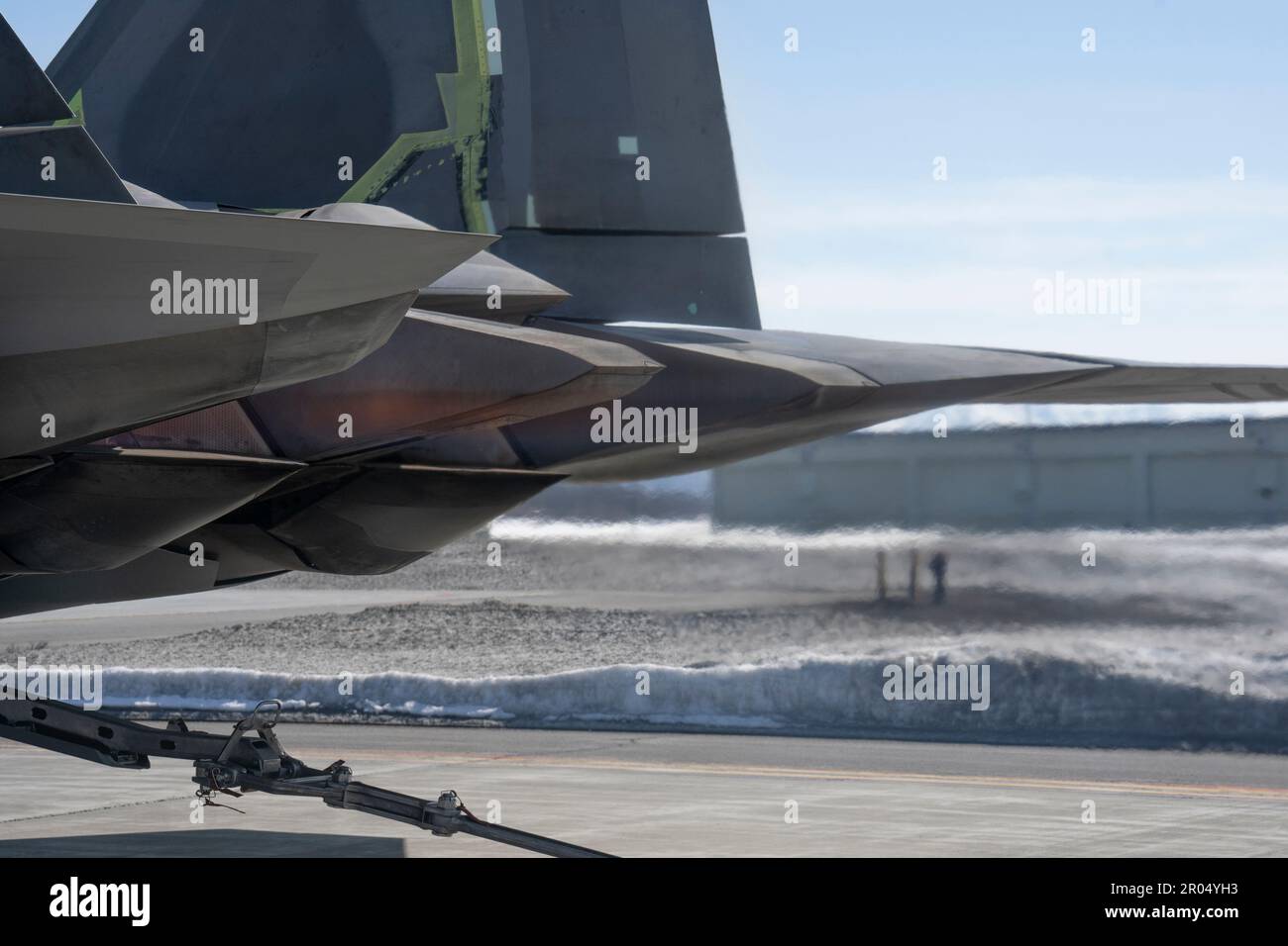 Il numero di coda AF-07-146, un F-22 Raptor assegnato alla 3rd Wing, conduce un'esecuzione di afterburner alla Joint base Elmendorf-Richardson, Alaska, 19 aprile 2023. Il funzionamento del postbruciatore è stato condotto per garantire il corretto trasferimento di carburante per l'aeromobile 146, uno dei test finali a cui il jet ha dovuto sottoporsi in un periodo di cinque anni per tornare allo stato operativo dopo il suo incidente alla Naval Air Station Fallon, Nevada, nel 2018. L'aeromobile 146 ha effettuato un volo di controllo funzionale di successo e ha fatto ritorno alla flotta operativa nel maggio 4. (STATI UNITI Foto Air Force di Airman 1st Classe J. Michael Peña) Foto Stock