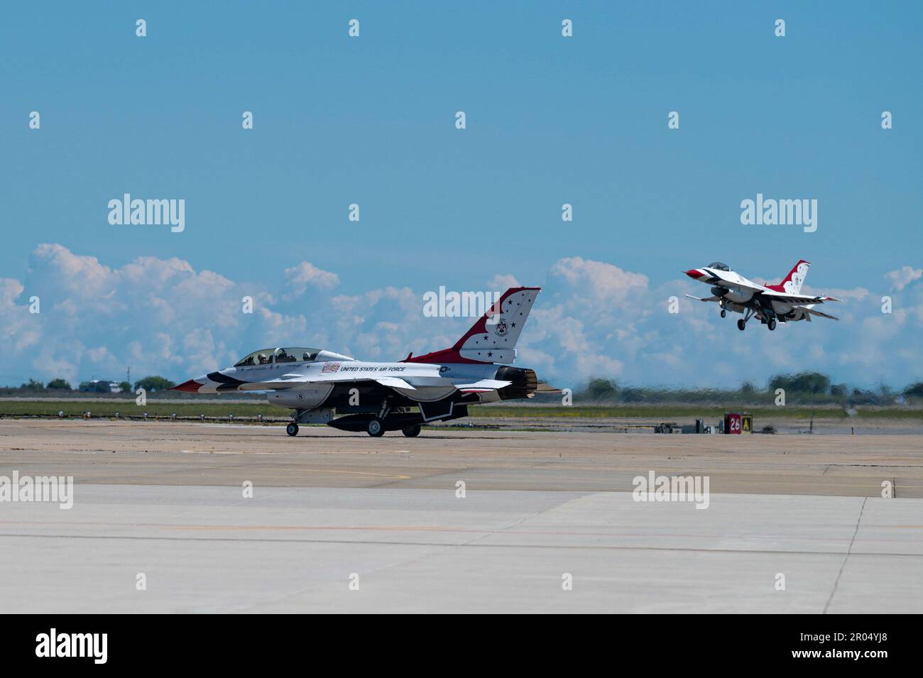 STATI UNITI Jeff Downie, USAF Air Demonstration pilota e narratore di Squadron Thunderbirds, taxi giù per la linea di volo per decollo con Becky Morrison, insegnante di storia di Poquoson High School, alla base congiunta Langley-Eustis, Virginia, 5 maggio 2023. Morrison volò prima dello spettacolo Thunderbirds nell'Air Power Over Hampton Roads Air Show, dove eseguì manovre aeree di precisione che dimostrarono le capacità degli aerei e dei piloti dell'aeronautica militare. (STATI UNITI Air Force foto di Senior Airman Chloe Shanes) Foto Stock