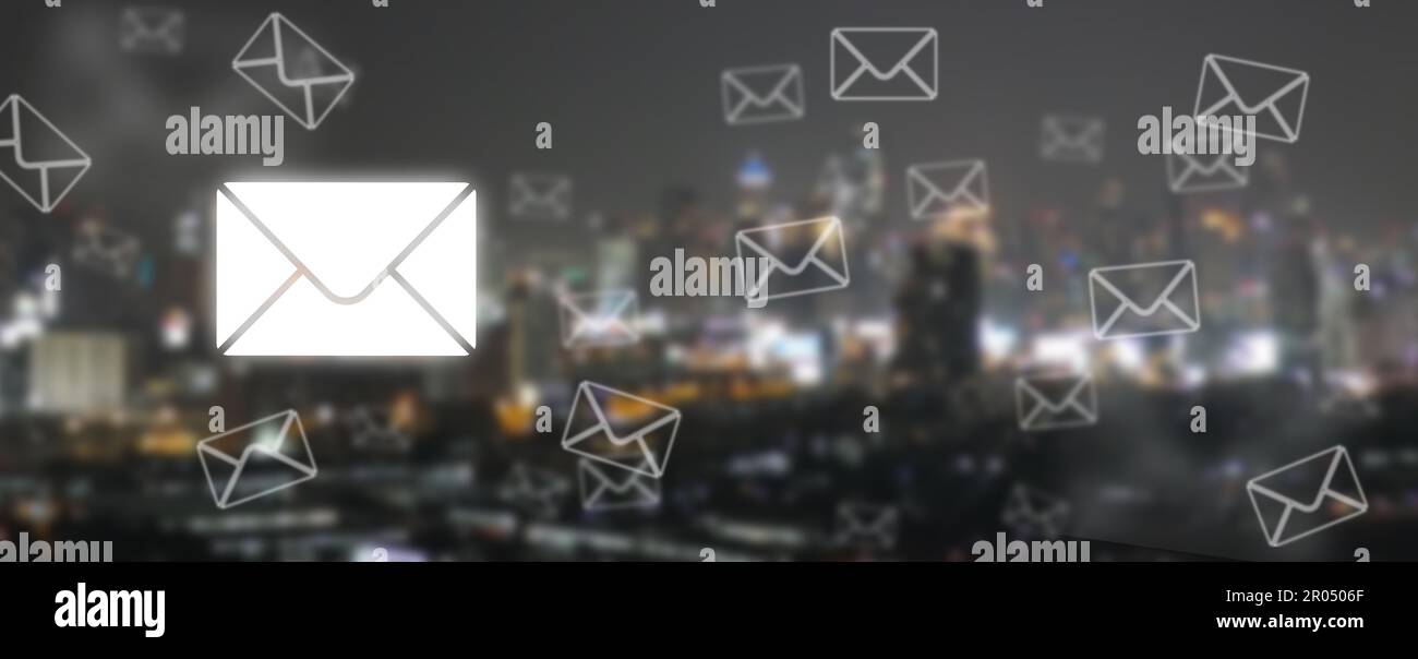 Concetto di comunicazione e connettività e-mail: Buste postali e e-mail su sfondo sfocato paesaggio urbano Foto Stock