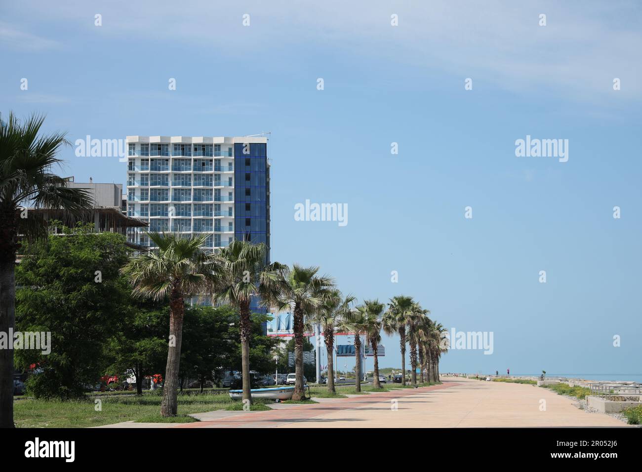 BATUMI, GEORGIA - 10 GIUGNO 2022: Paesaggio urbano con edifici moderni e palme vicino al mare Foto Stock