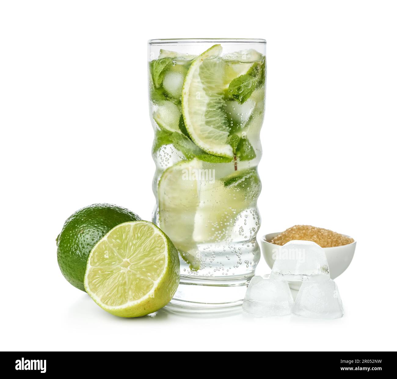 Bicchiere di gustoso mojito e ingredienti su sfondo bianco Foto stock -  Alamy