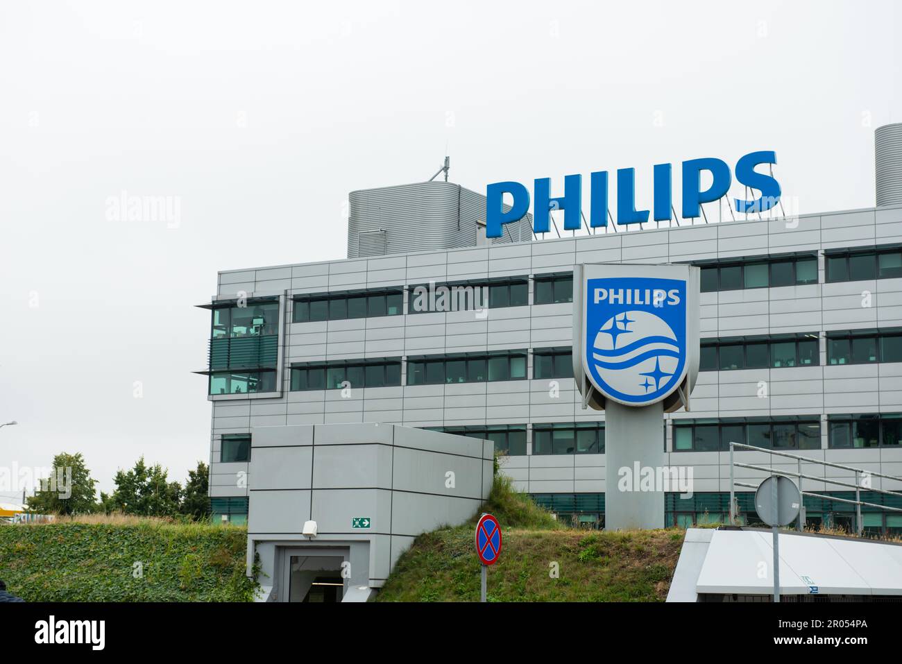 Varsavia, Polonia - 10 settembre 2022: Splendido ufficio Philips moderno Foto Stock