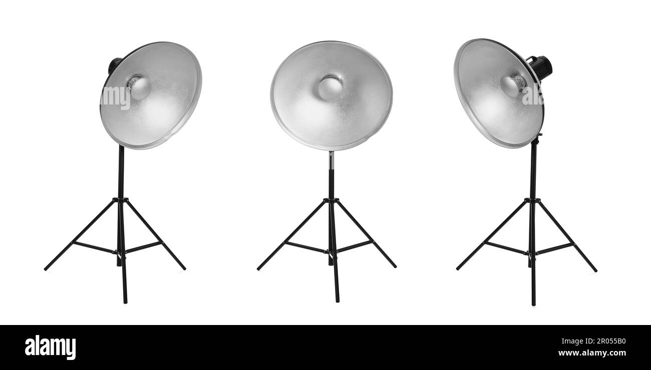 Set con flash da studio con riflettori su cavalletti su sfondo bianco. Design del banner Foto Stock