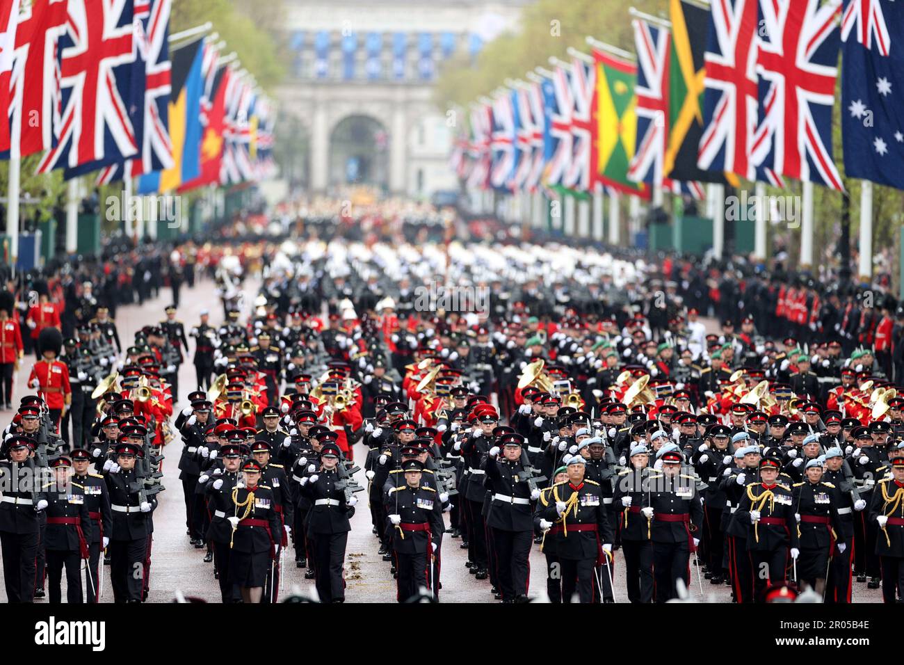 Londra, Regno Unito. 6th maggio, 2023. Le truppe marciano il giorno della cerimonia di incoronazione del re Carlo III a Londra, Regno Unito, 6 maggio 2023. Carlo III fu il sabato monarca incoronato del Regno Unito (UK) e altri 14 regni del Commonwealth nella prima incoronazione del Regno Unito dal 1953 all'Abbazia di Westminster nel centro di Londra. Credit: Li Ying/Xinhua/Alamy Live News Foto Stock