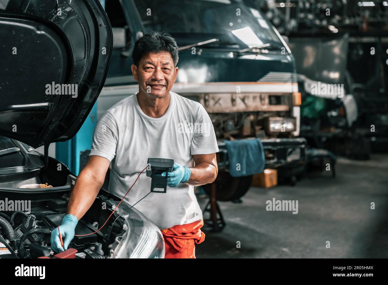 I meccanici esperti ispezionano i terminali e la tensione della ...