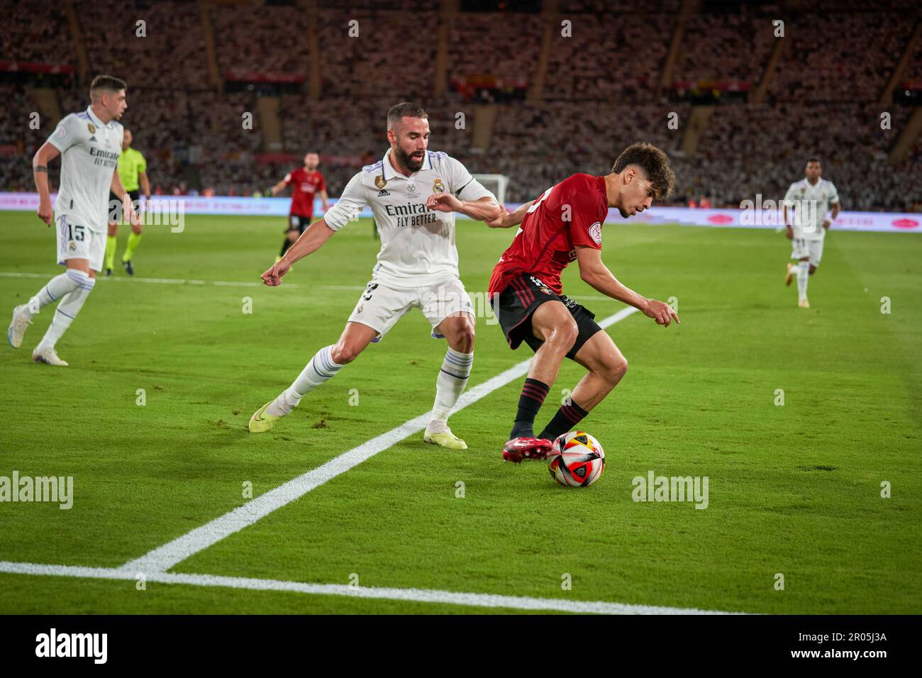 Sevilla, Spagna. 06th maggio, 2023. Daniel Carvajal Ramon del Real Madrid CF (L) e ABDE Ezzalzouli della CA Osasuna (R) in azione durante la finale della Copa del Rey tra il Real Madrid CF e la CA Osasuna allo Stadio Olimpico la Cartuja. (Punteggi finali; Real Madrid CF 2:1 CA Osasuna). (Foto di Vicente Vidal Fernandez/SOPA Images/Sipa USA) Credit: Sipa USA/Alamy Live News Foto Stock
