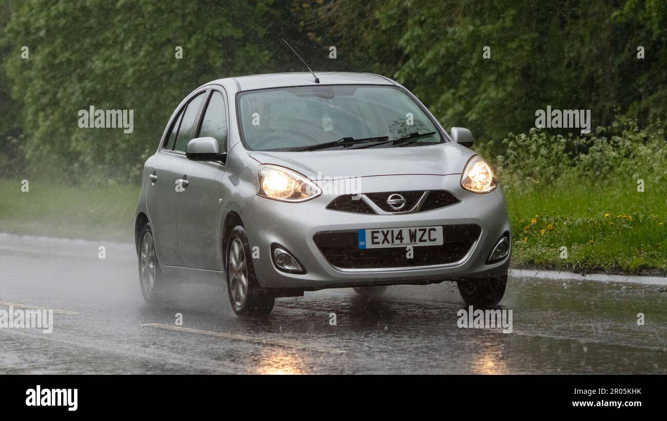 Stony Stratford, Bucks, Regno Unito - Maggio 6th 2023. 2014 ARGENTO NISSAN MICRA ACENTA Foto Stock