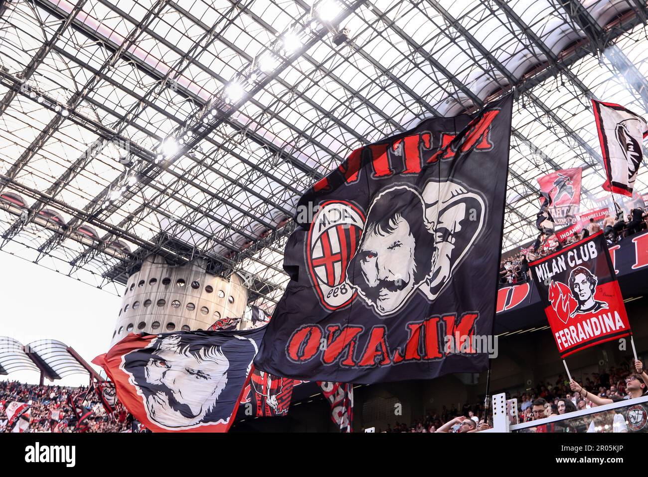 Milano, Italia. 6th maggio, 2023. Italia, Milano, maggio 6 2023: I sostenitori dell'AC Milan sventolano le bandiere e gli striscioni negli stand durante la partita di calcio AC MILAN vs SS LAZIO, Serie A Tim 2022-2023 day34 stadio San Siro (Credit Image: © Fabrizio Andrea Bertani/Pacific Press via ZUMA Press Wire) SOLO PER USO EDITORIALE! Non per USO commerciale! Foto Stock