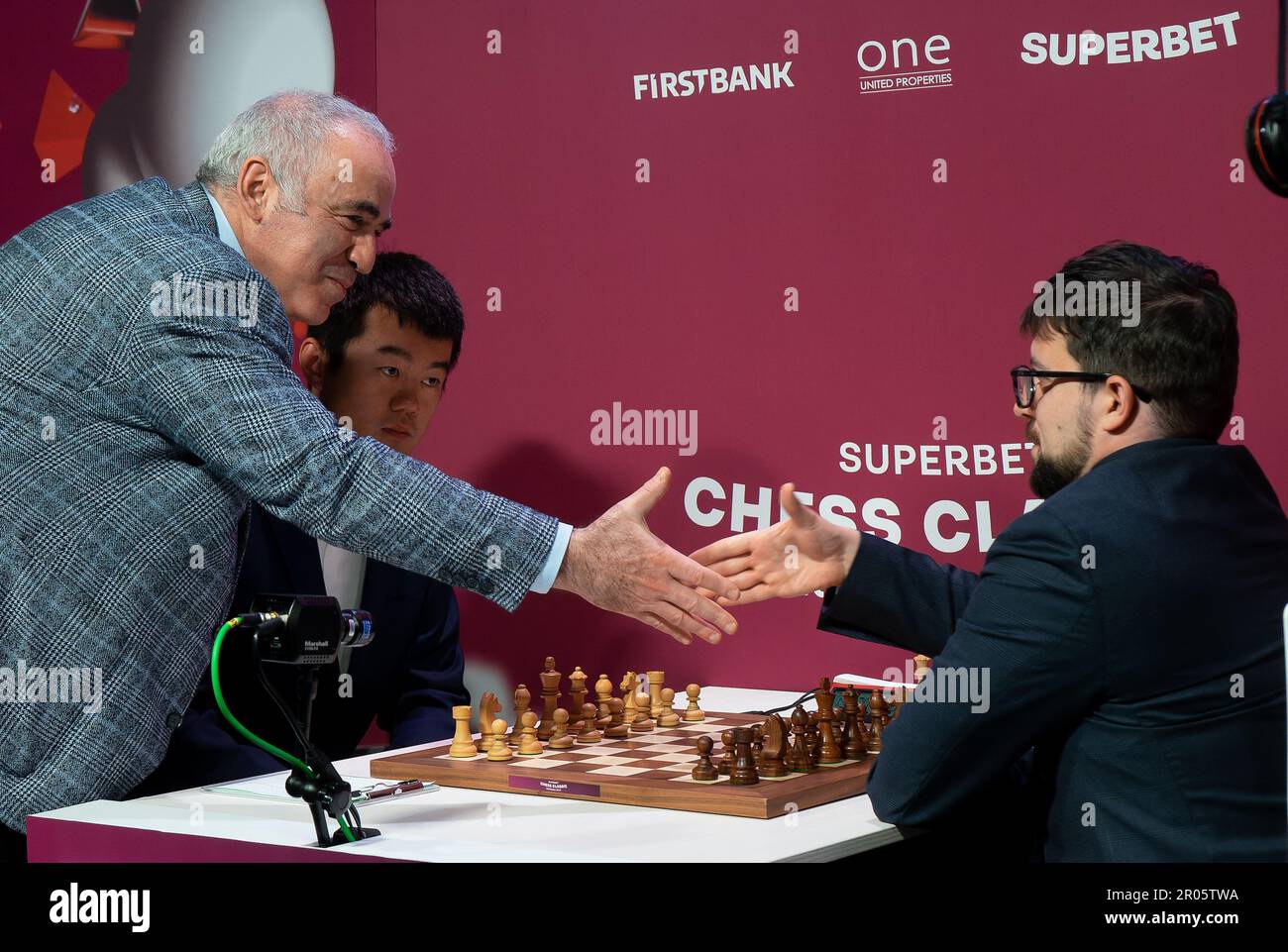 Bucarest, Romania. 6th maggio 2023: Garry Kasparov, Gran Maestro di scacchi russo, e il Gran Maestro di scacchi francese, Maxime Vachier-Lagrave, si stringono le mani davanti al primo round di Superbet Chess Classic Romania 2023, la prima tappa del circuito Grand Chess Tour 2023, a Bucarest il 6th maggio 2023. Durante i 10 giorni del torneo, dal 5 al 15 maggio, dieci dei migliori giocatori classificati FIDE gareggeranno. Credit: Lucian Alecu/Alamy Live News Foto Stock