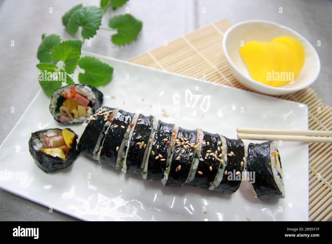Rullo coreano Gimbap(kimbob) realizzato da il riso bianco cotto a vapore (BAP) e vari altri ingredienti Foto Stock