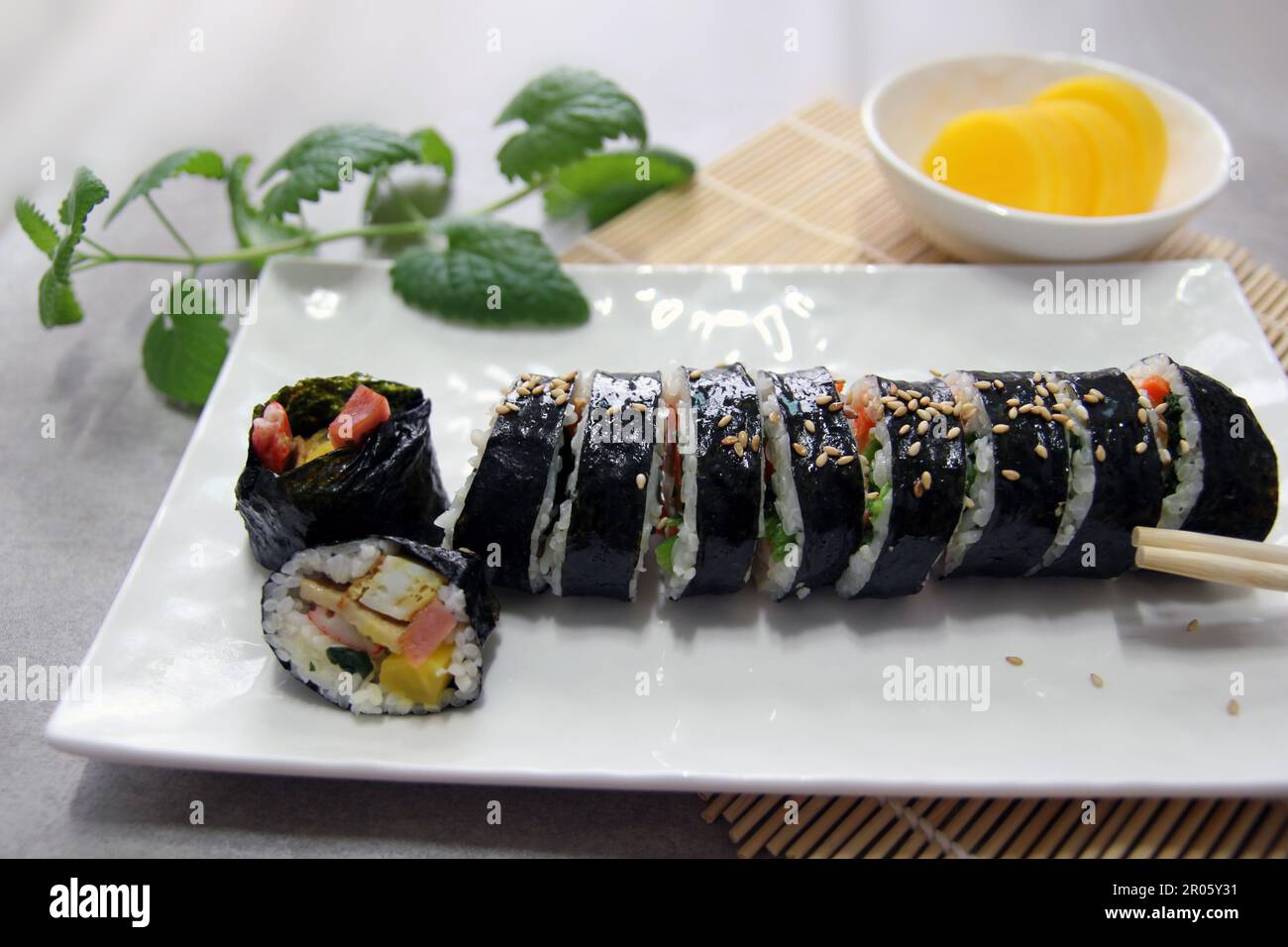 Rullo coreano Gimbap(kimbob) realizzato da il riso bianco cotto a vapore (BAP) e vari altri ingredienti Foto Stock