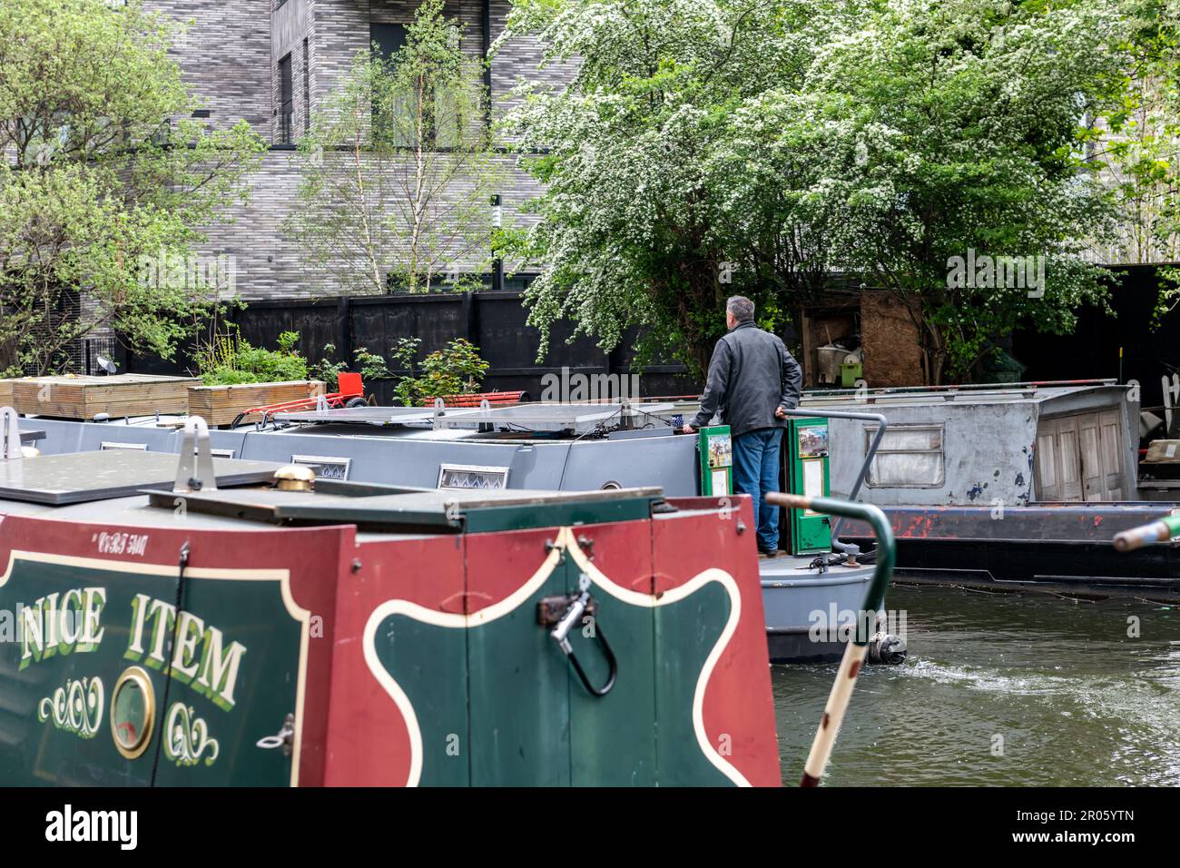 Londra. UK- 05.04.2023. Un uomo che naviga su una chiatta sul Regent's Canal nella capitale. Foto Stock