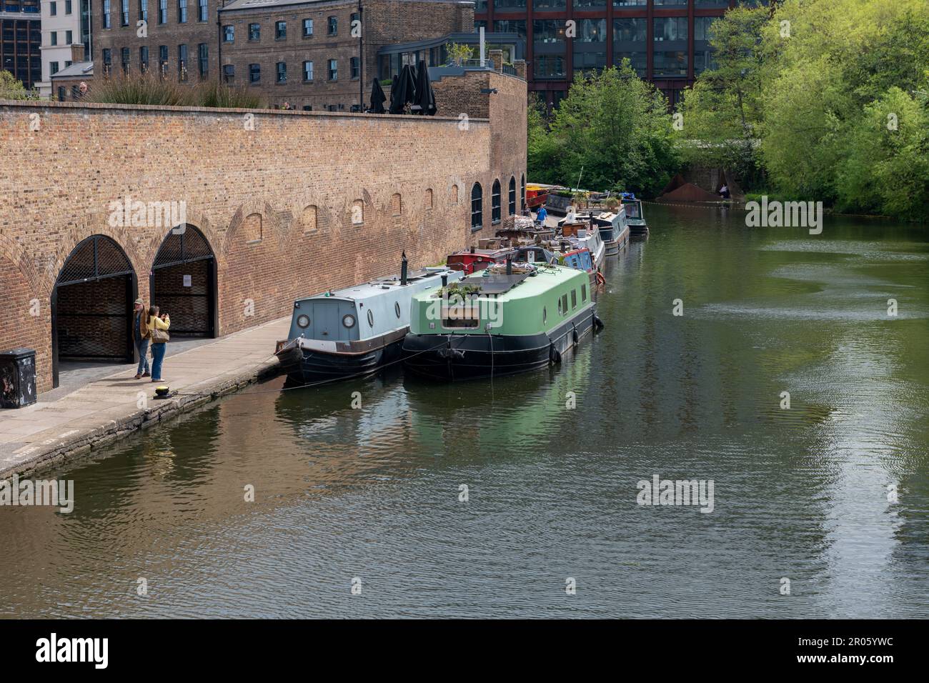 Londra. UK- 05.04.2023. Una vista generale del Regent's Canal in King's Cross. Foto Stock